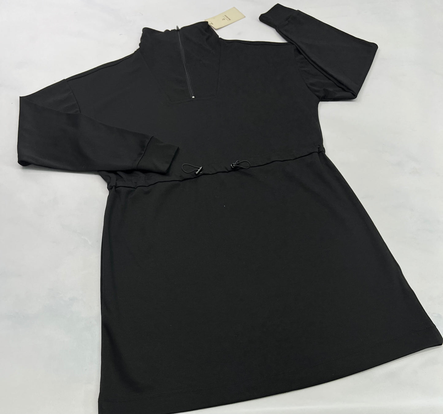 Robe Defrost : noir tissu confo s’ajuste à la taille neuve . M et L femme dispo .