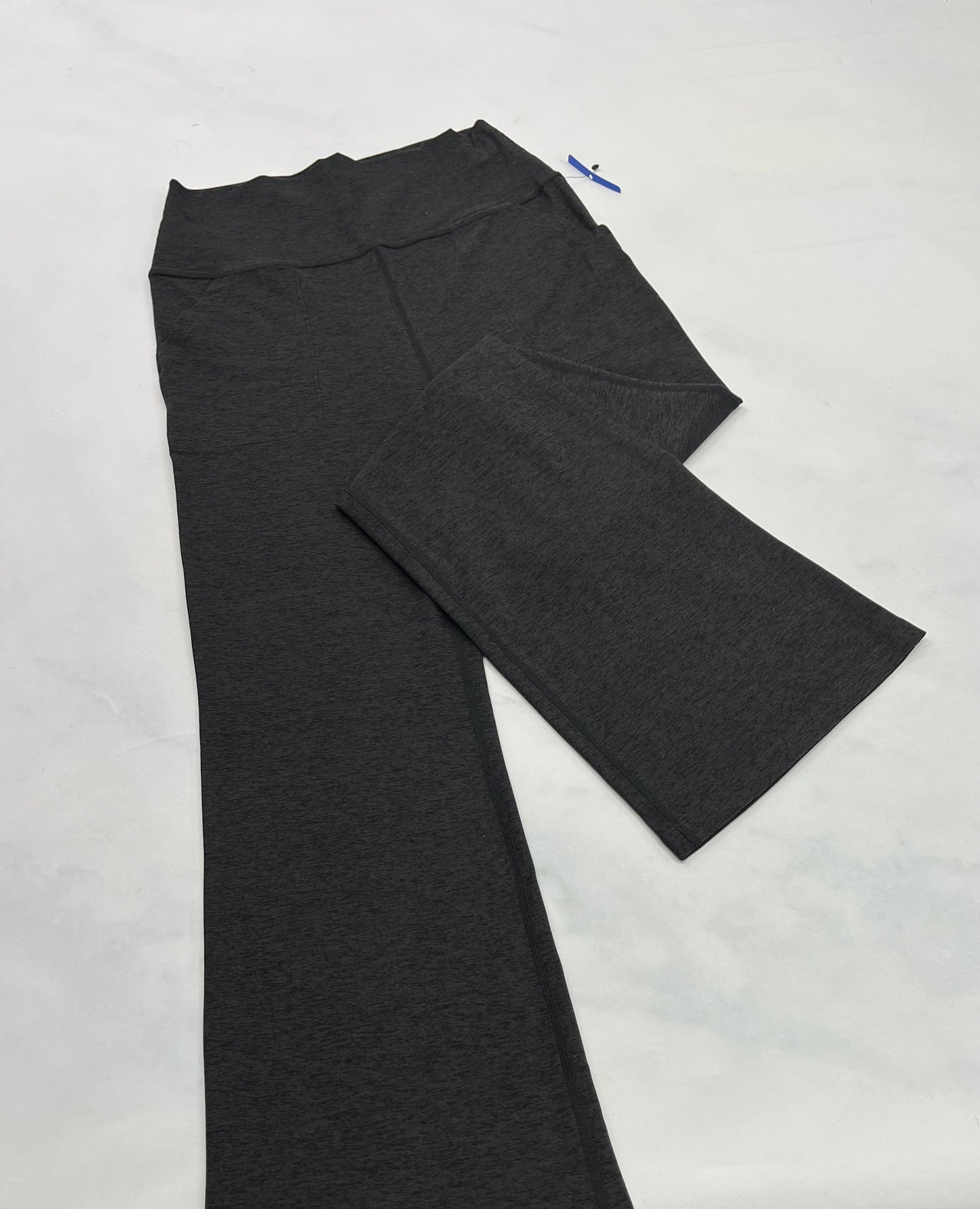 Pantalon sport : look taille haute et bas évasé ( stretch et taille haute ) . Fait : M-L-XL fit .