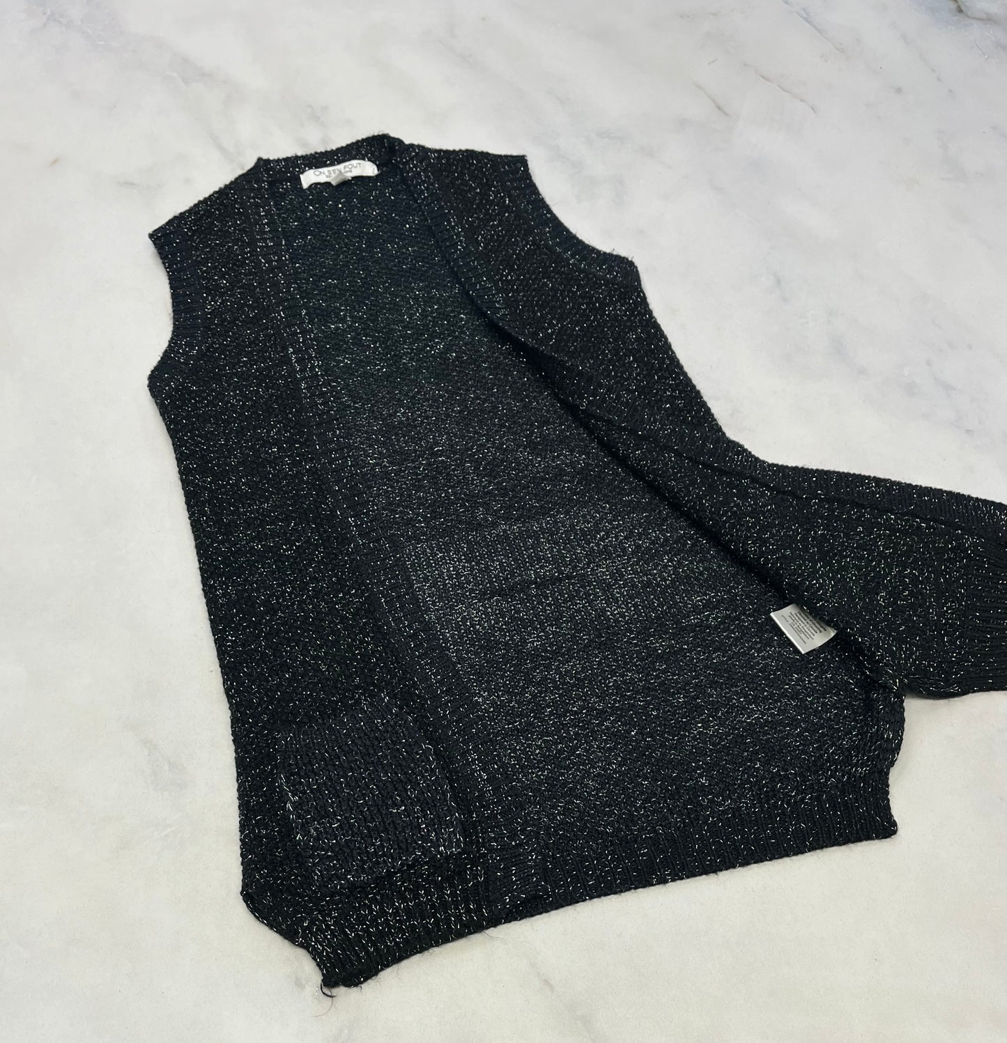 SOLDE : Longue veste : On s’en fout des garçons + 7 ans . Noir brillant comme neuve juste 1 ligne flou au dos dans le tissu pas brisé .