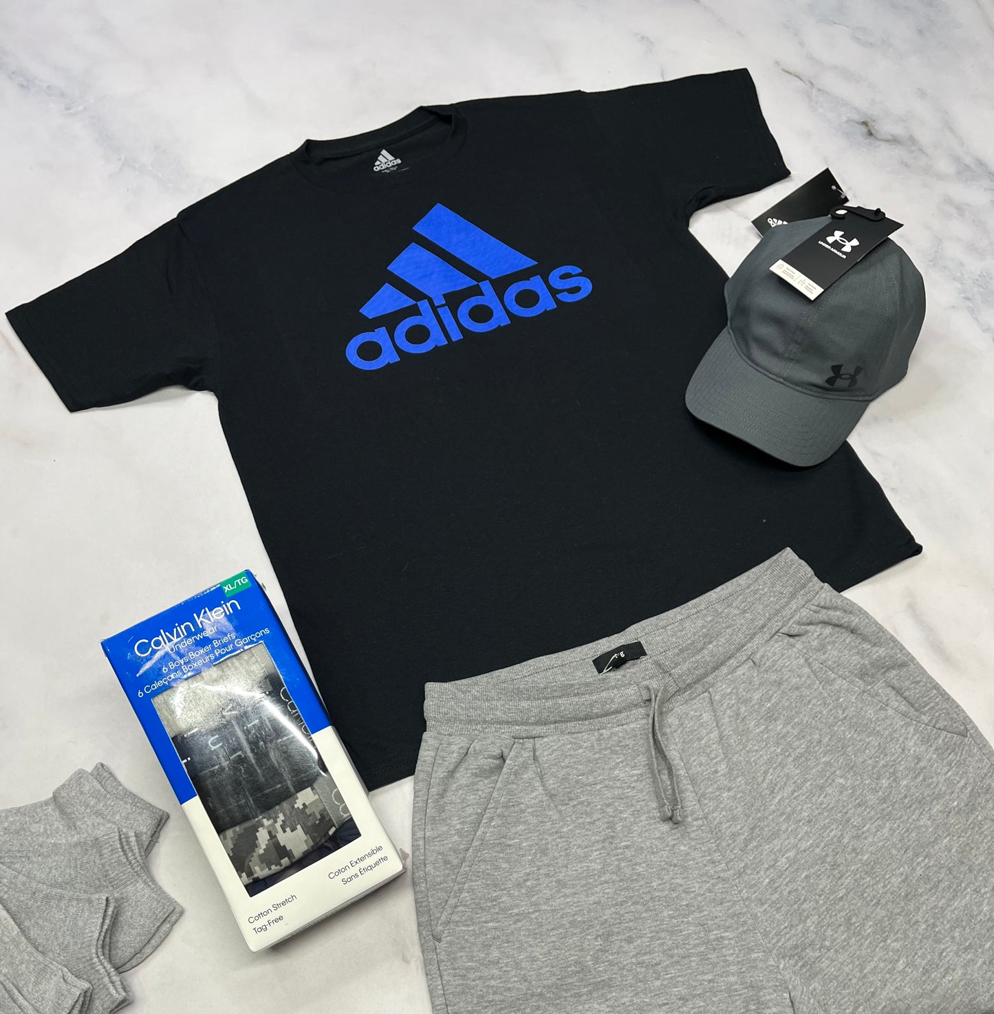 💙 Solde Adidas : Manche courte noir et bleu 16 ans neuf mais mini ombrage flou d’impression .