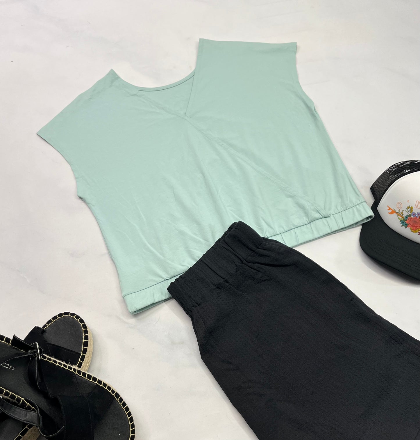 🌿 Manche courte : look Boxy avec bande de taille élastique . Dos superbe effet croisé . L/ Fait M/L femme comme neuf !