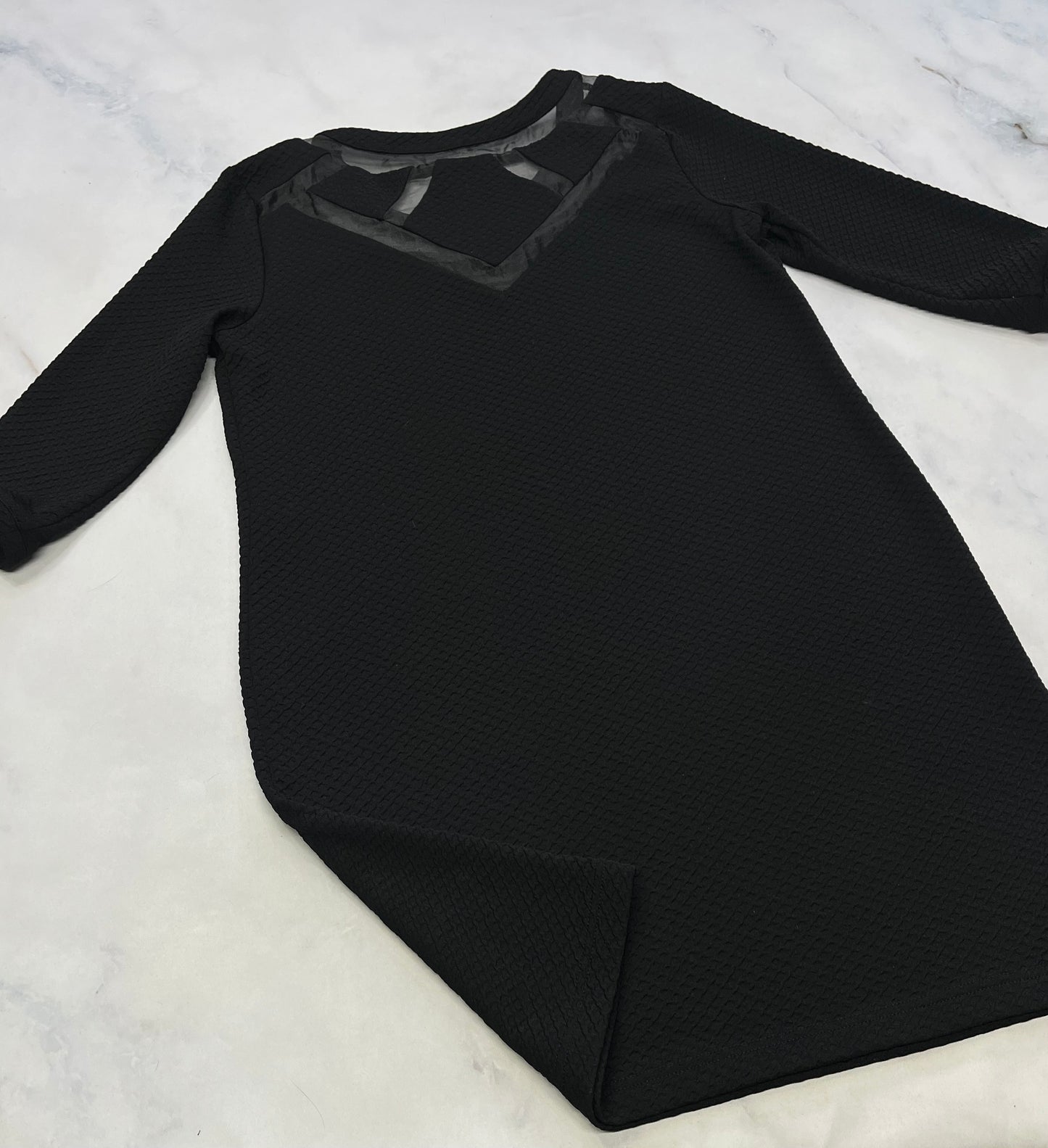 Robe Véro Moda : texturé , belle effet de transparence ( bandes au col et au dos ) . Manche 3/4 . L/ fit stretch ML/ femme (10-11 ans )