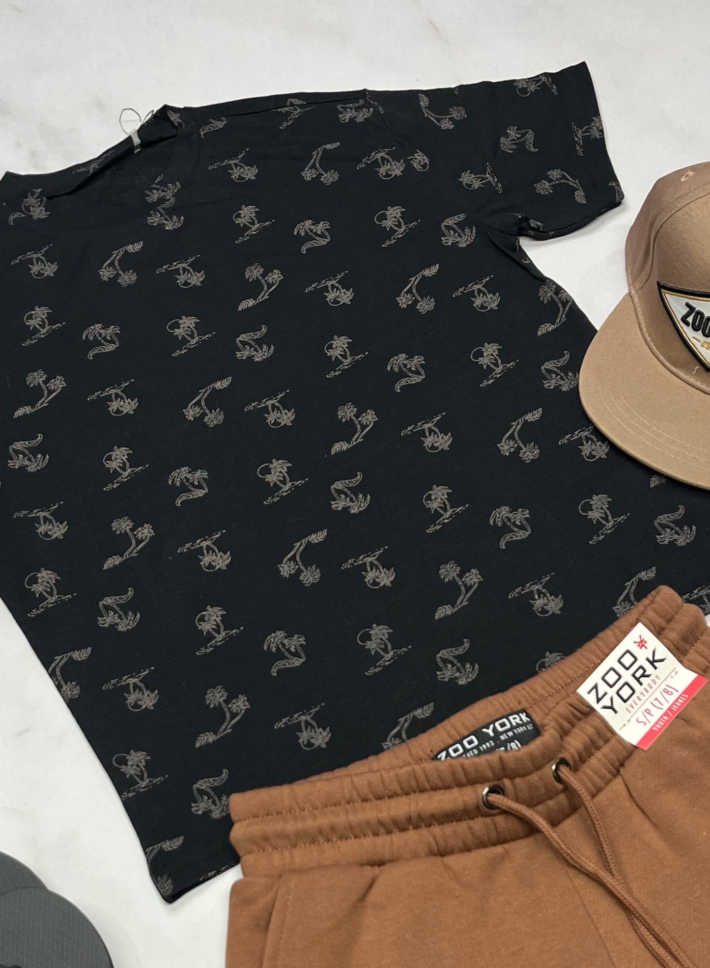 🍂 T-Shirt : noir avec palmier brun fait 7-8 ans neuf !