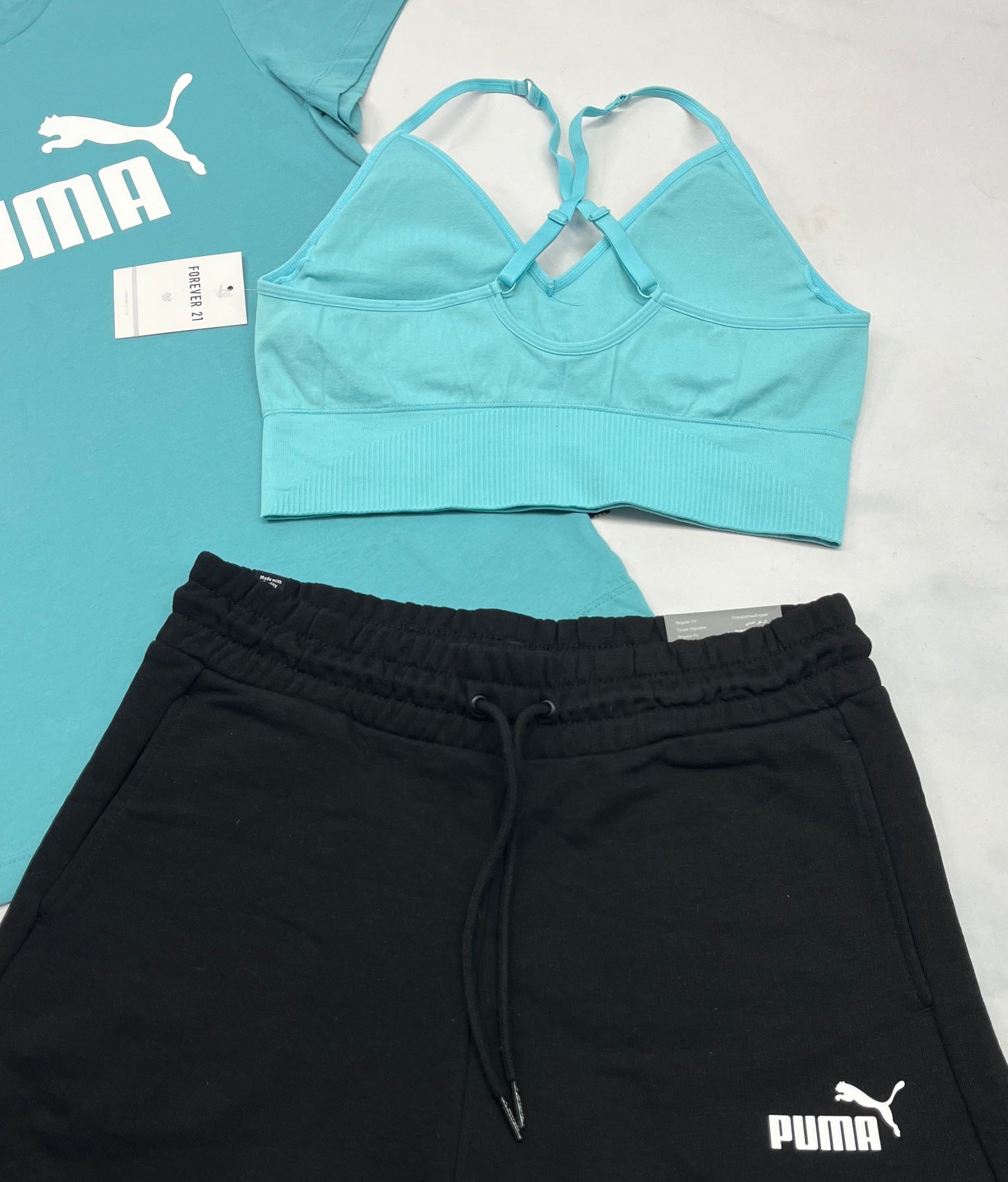 🩵 Top sport : Forever 21 en tissu de sport stretch . Pas amovible avec bretelles ajustable . Fait : Small et Fait médium femme. Neuf!
