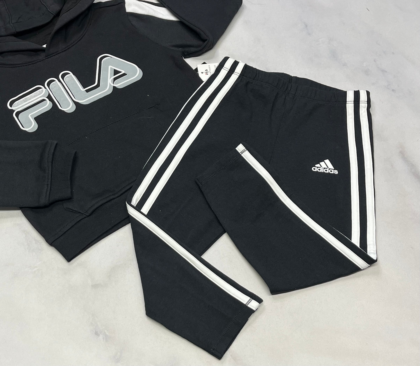 Duo neuf ! cagoule Fila fait 3 ans fille + Leg. Adidas fait 3 ans neuf !