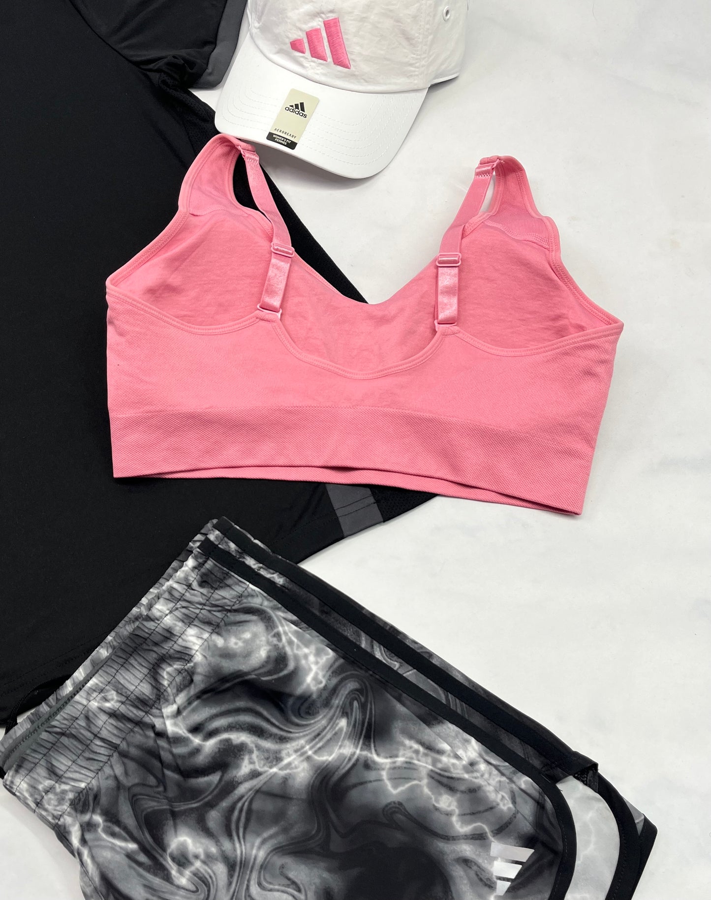 đź’• Top : sport Puma rose fait L/ femme neuf ! Bretelles ajustable et pad amovible .