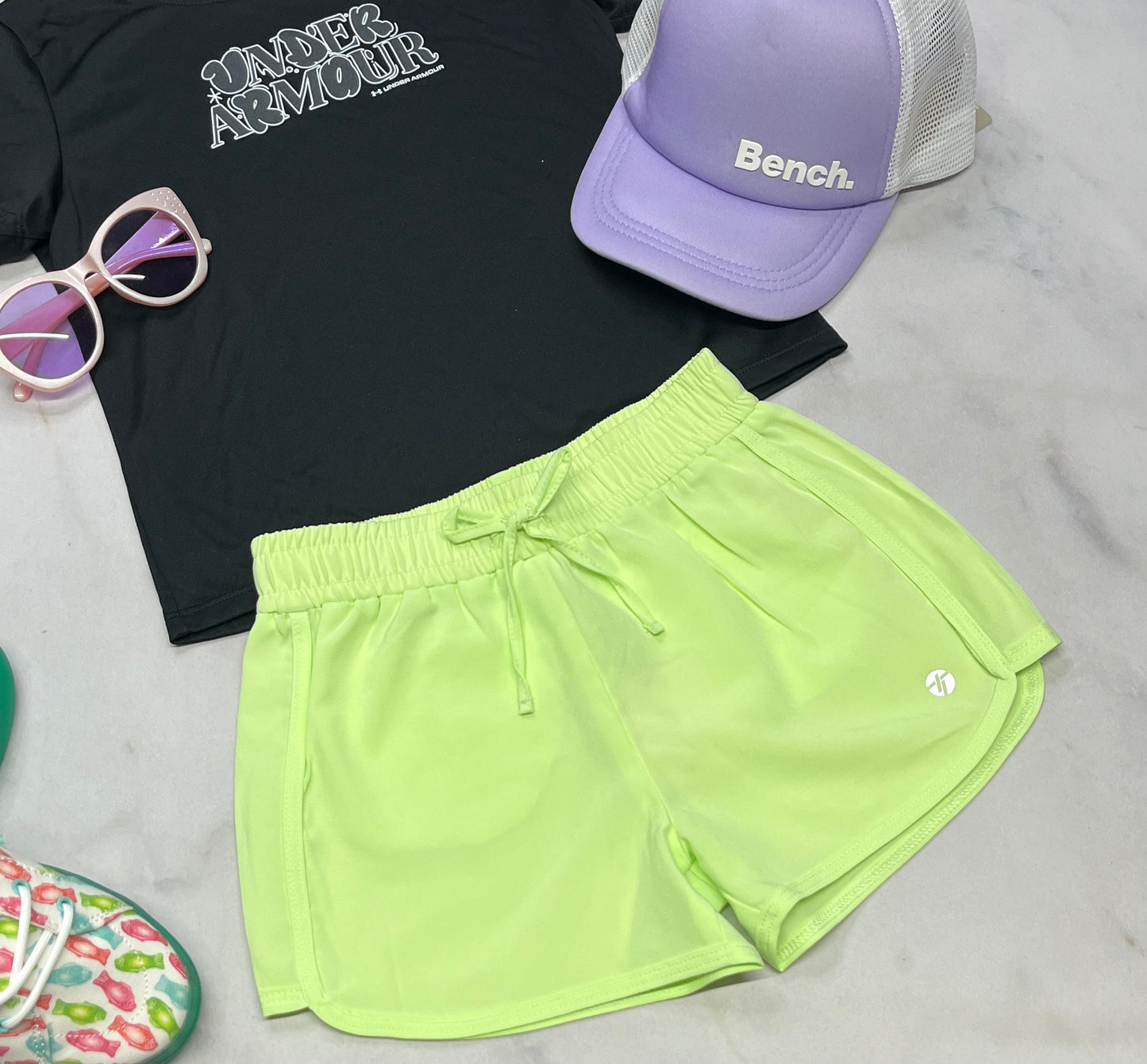 🤩 Short : limette néon en tissu de sport extensible . Qui sèche rapidement . 6 ans fille neuve !