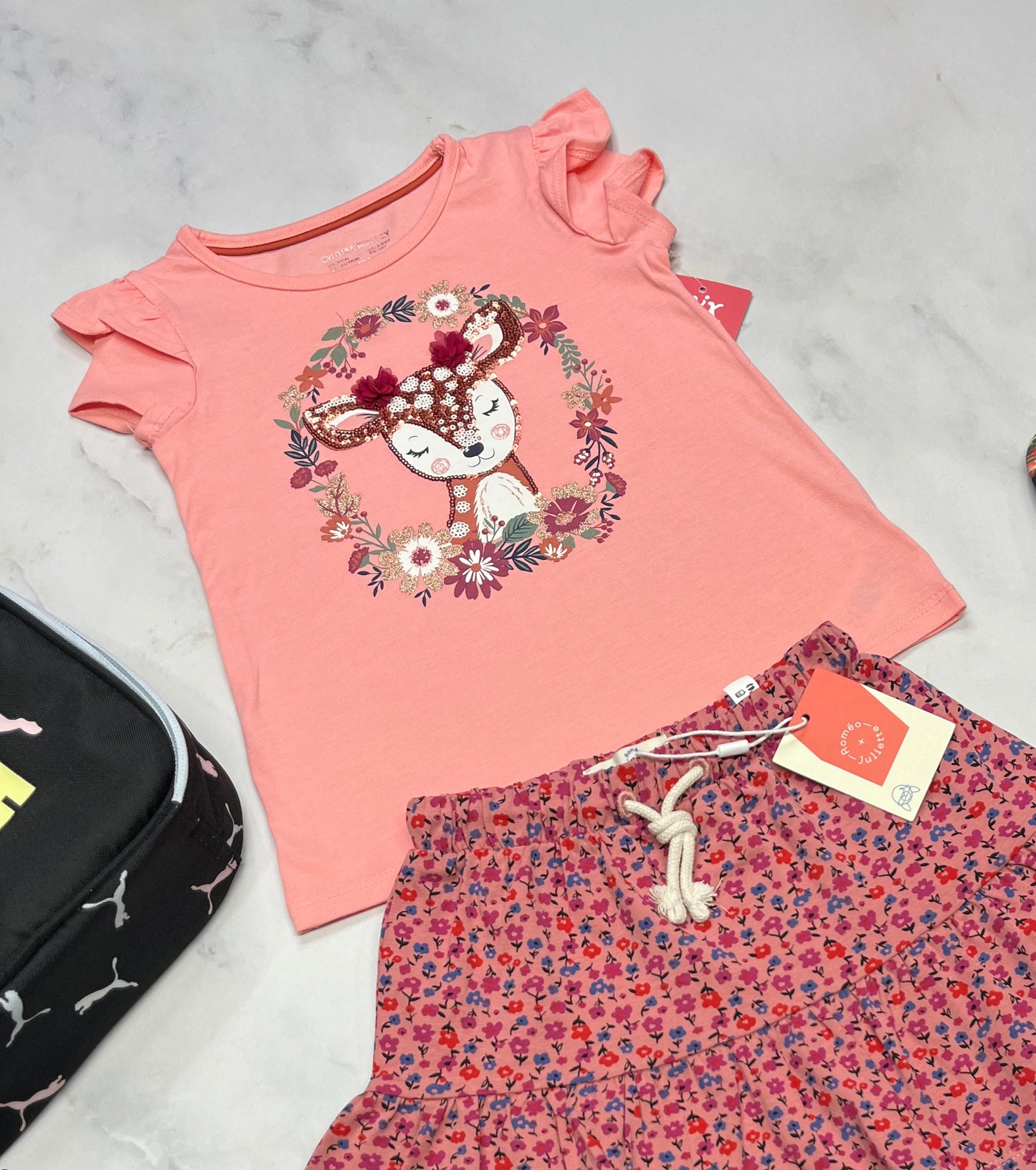 🌷 Manche courte : rose avec logo brillant et fleurs 3D .4 ans fille neuf !