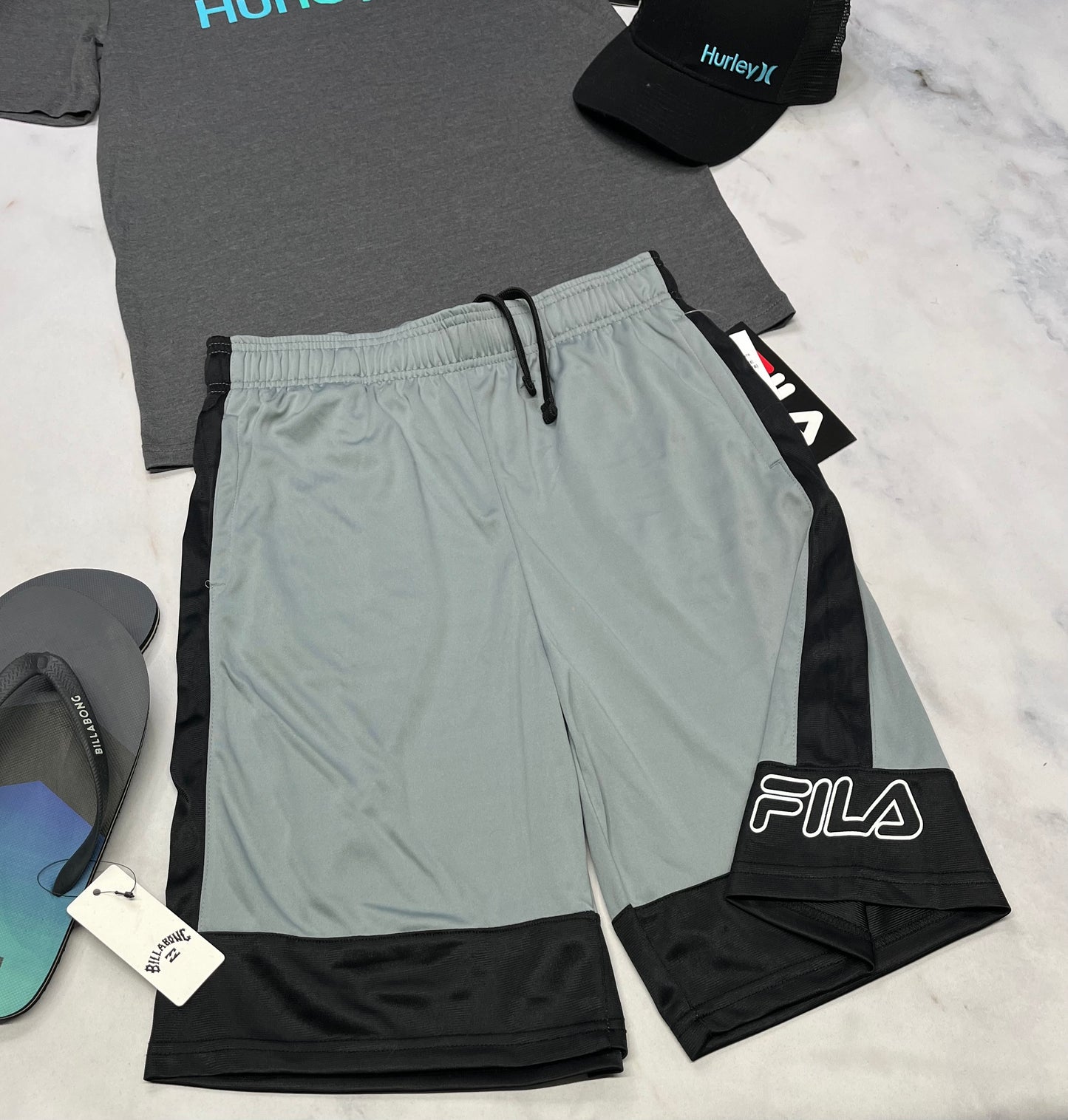 🌴 Solde .. Bermuda Fila : gris et noiren tissu de sport neuf mais 1 mini micro point . 18 ans garçon .