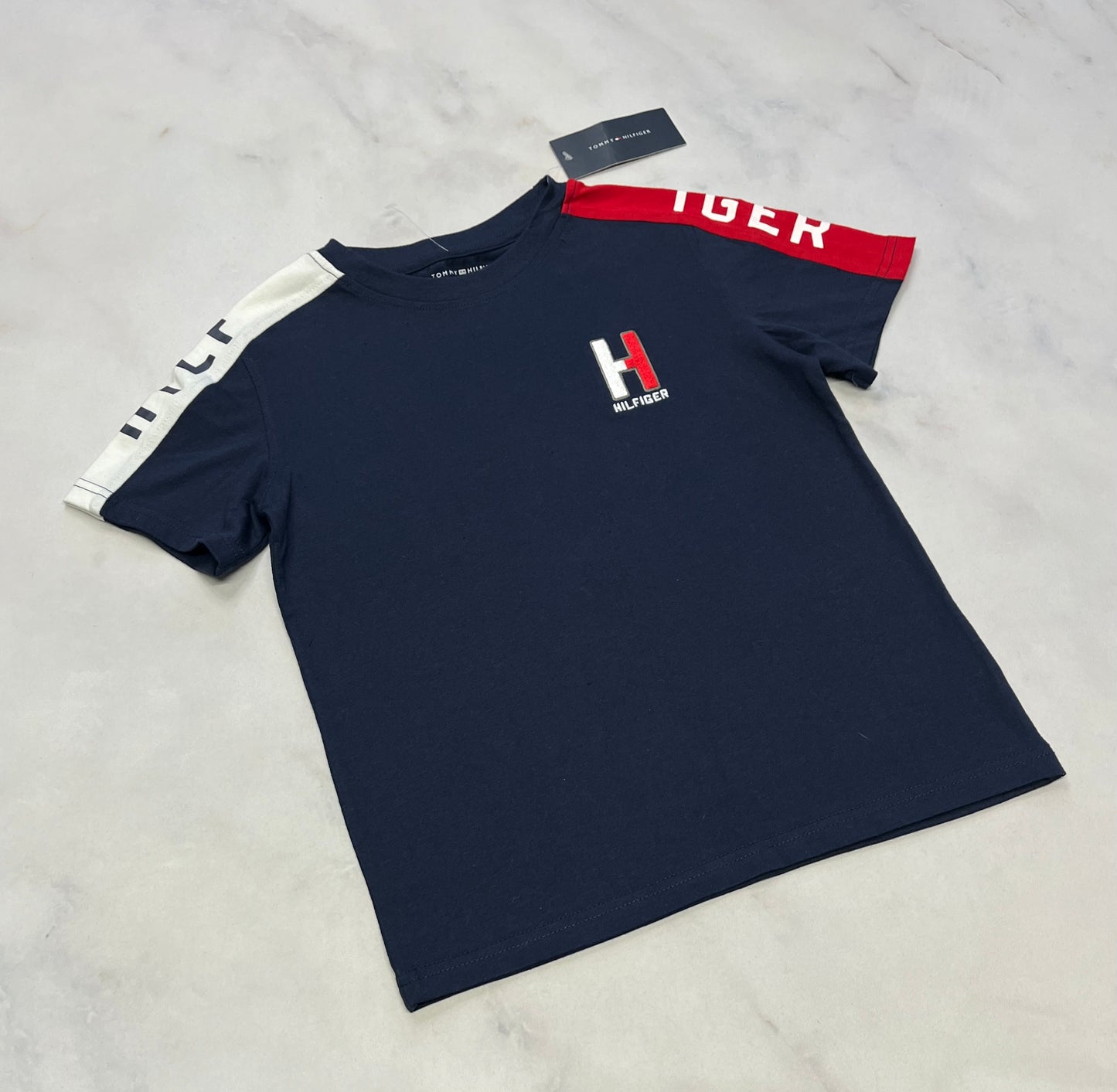 Tommy : Manche courte marine neuf! Fait 6 ans et fait 7 ans .