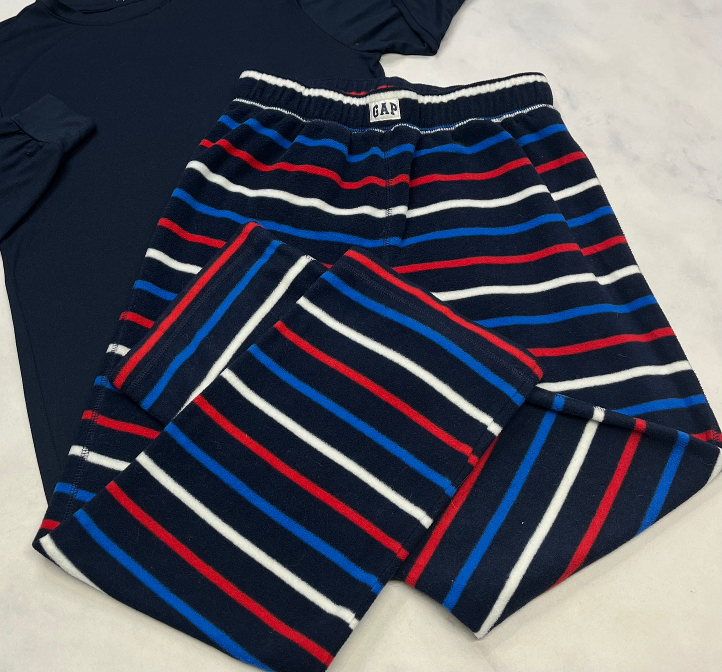 Duo pyjama : Haut soft stretch Tag 12 ans comme neuf + Pantalon en polar Gap 12 ans comme neuf!