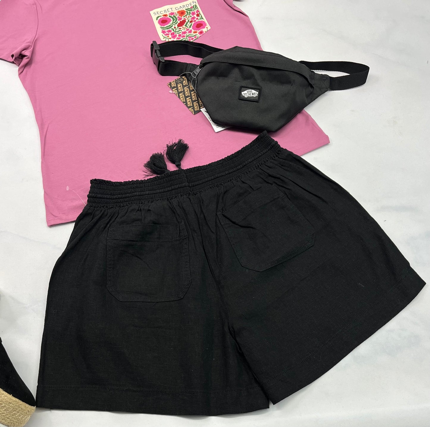 🌷 Short noir : Look lin souple confo . Taille élastique neuve ! Poches sur les côtés . L( fait 10-12 ans ) femme .