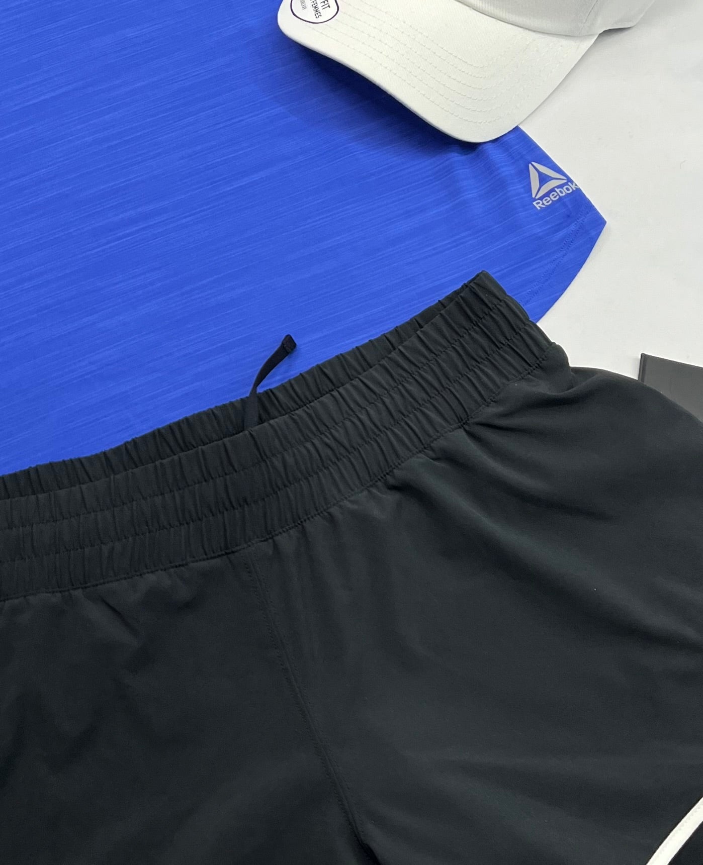 🌴 Manche courte : Reebok soft stretch en tissu de sport . Fait Small femme comme neuf ! Logo au bas sur le coté .