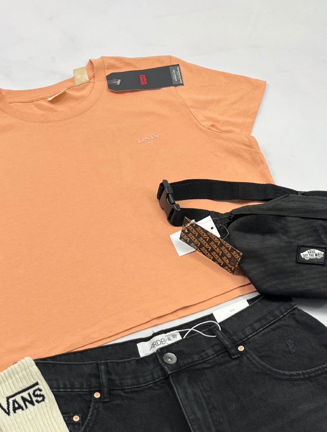 ☀️ Lévis : Manche courte corail pâle , mini logo au devant . Look écourté fait M/ femme neuf !