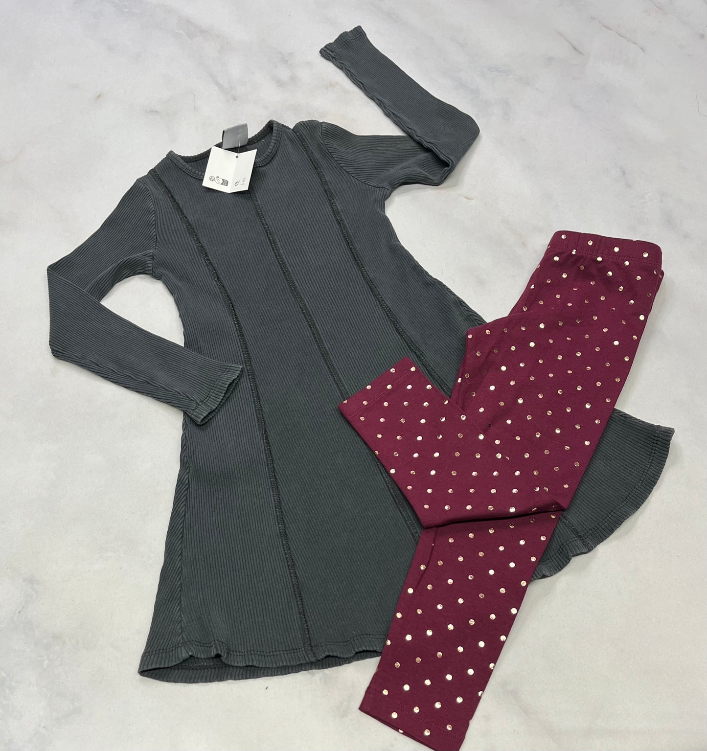 Duo 4 ans : Robe Zara ultra stretch fait 4 ans neuve + leg. Pois brillant neuf 4 ans .