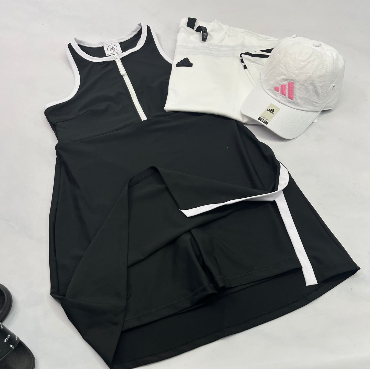 đ” Robe : en tissu de sport extensible . Sous top intĂ©grĂ© et sous cuissard . QualitĂ© ++ M/fit( fait S-M femme ) stretch confo neuve .
