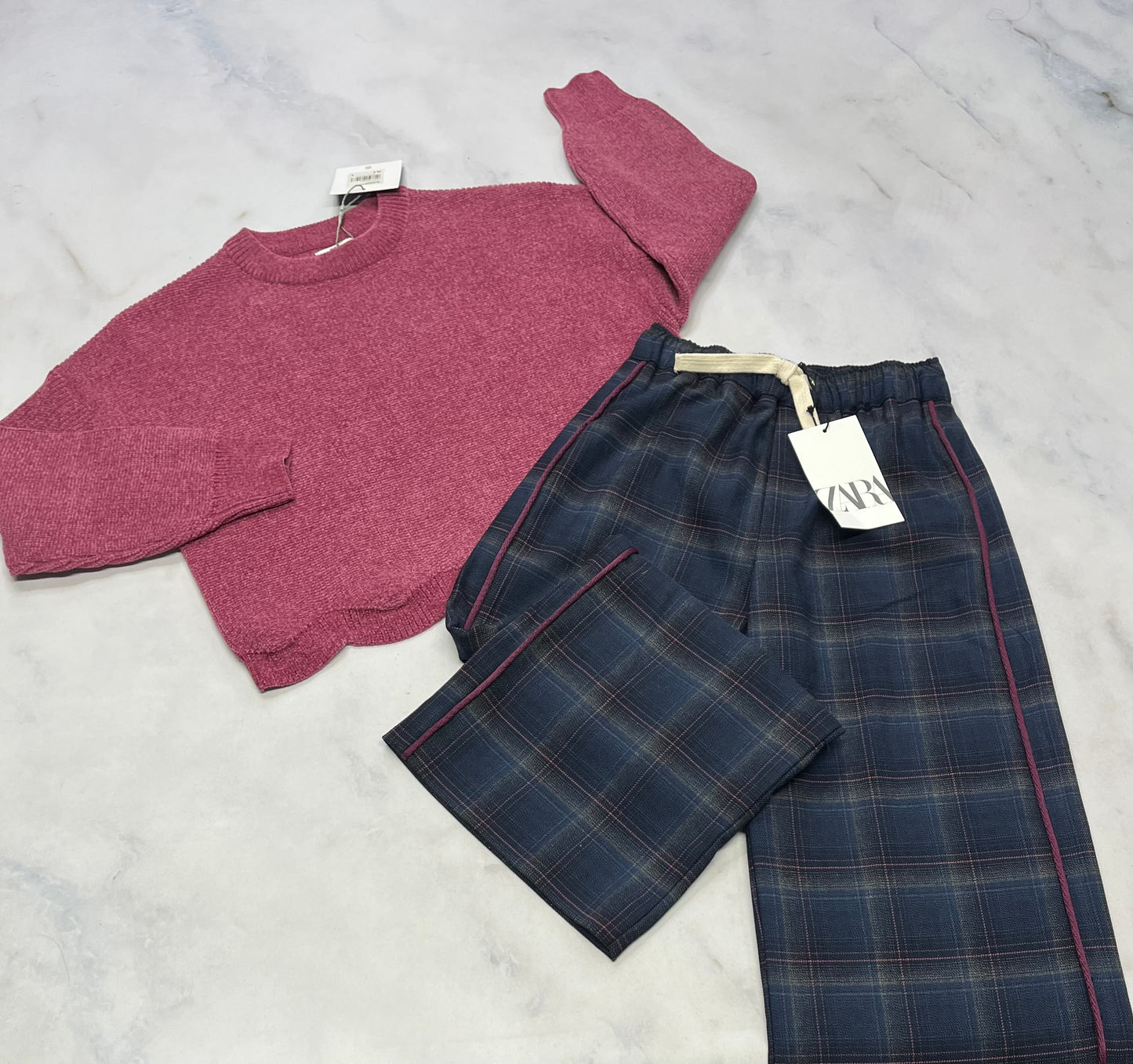 Duo neuf! Tricot rosé 6 ans neuf ! + Pantalon Zara coupe large tendance 6 ans neuf! Moi confo .