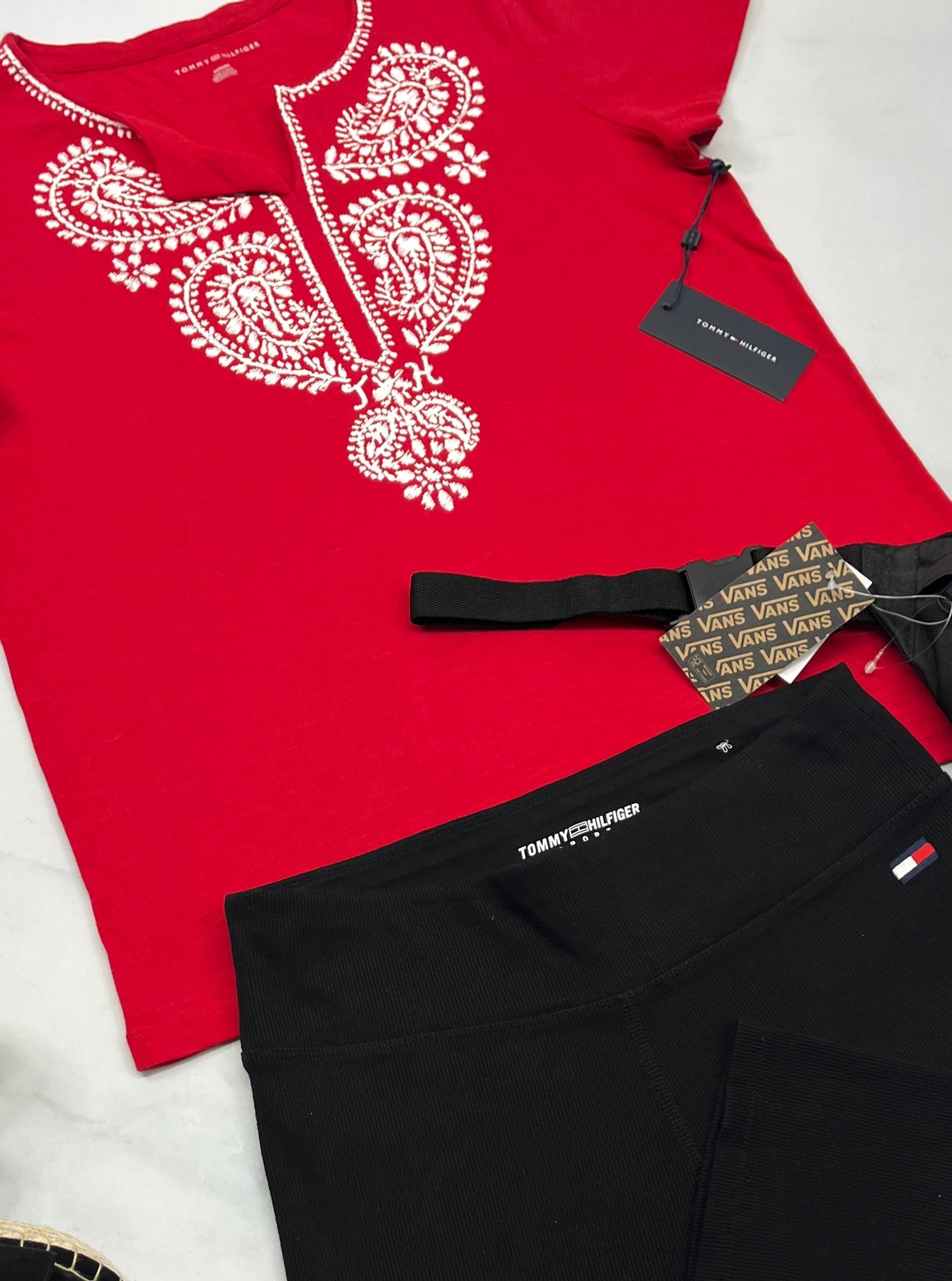 đ Manche courte : TOMMY rouge avec broderie blanche M femme neuf !