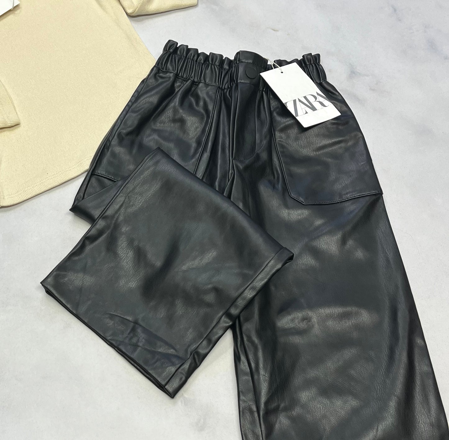 Duo ZARA 5 ans : RIB texturé Zara fait 5 ans stretch moulant neuf + Pantalon en cuirette mou ZARa taille élastique fait 5 ans neuf!