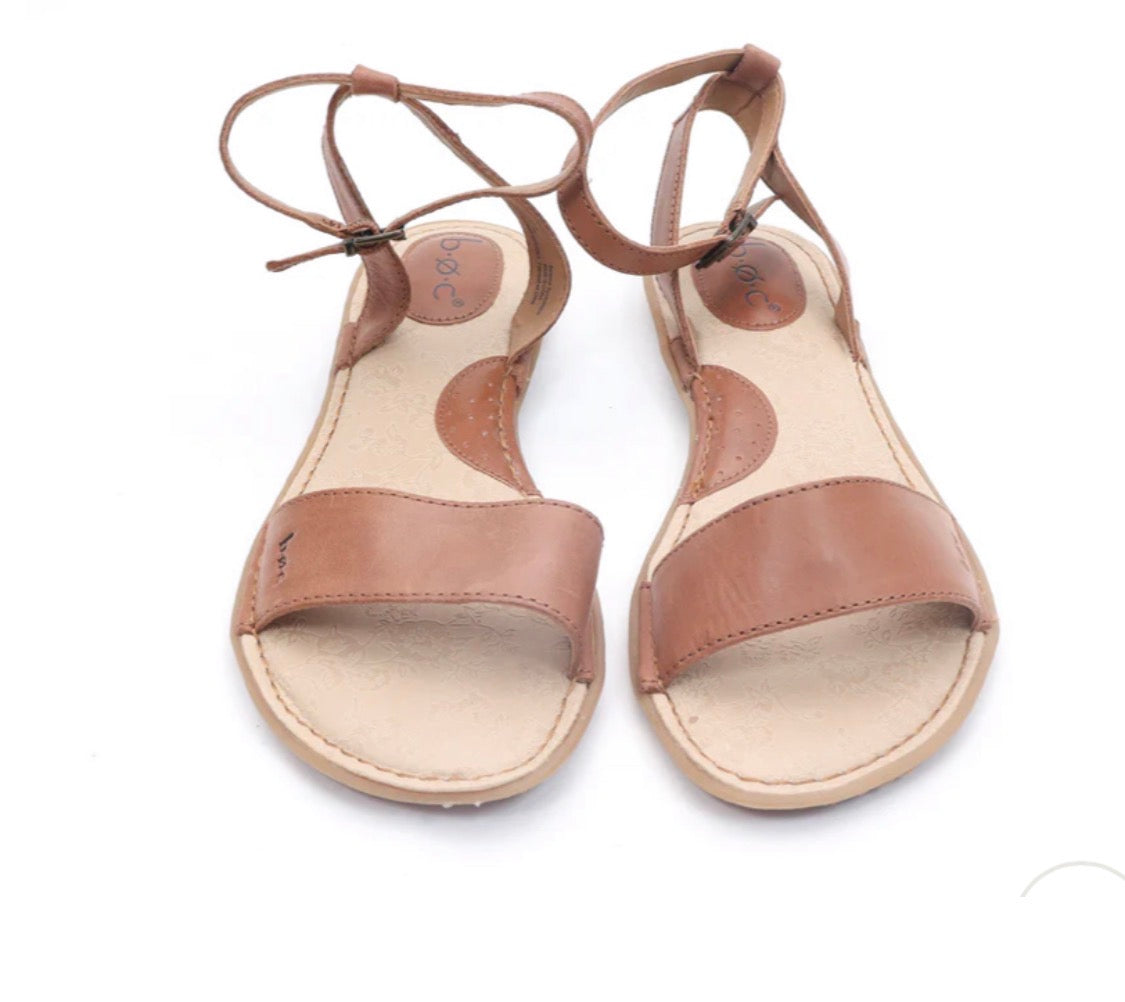 🌴SOLDE Sandale : coussiné s’ajuste à la cheville gr :fai 11 femme neuve mais 2 lignes sur le cuir ( style grafigne ) .