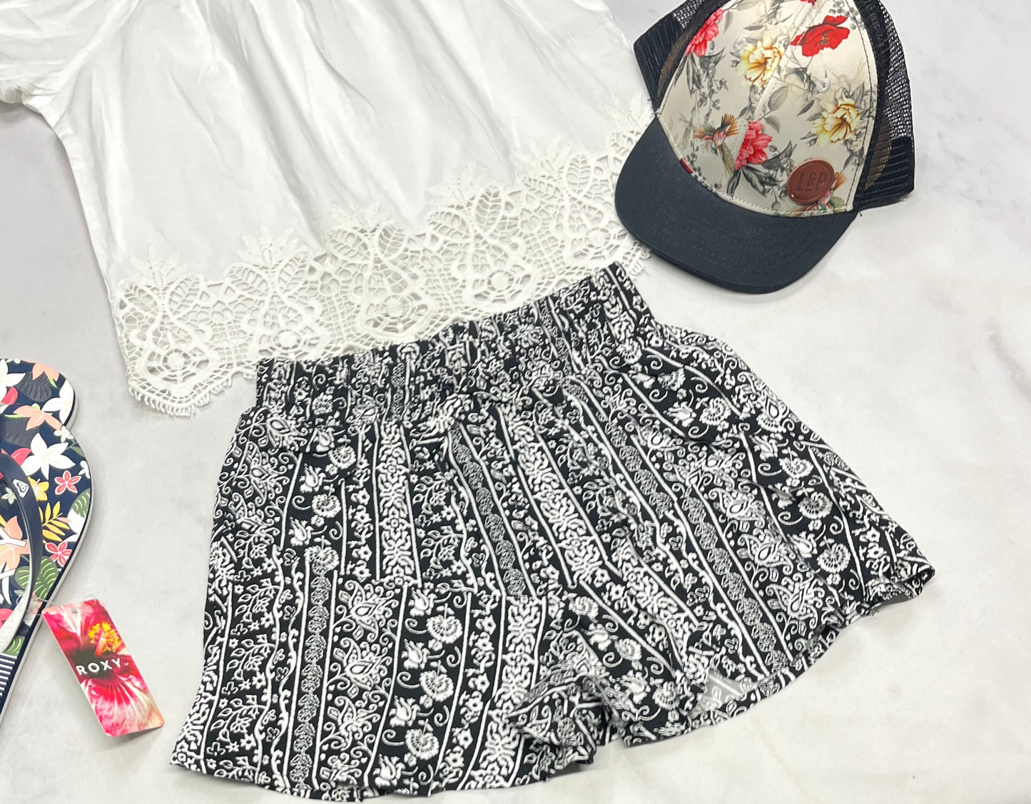 🌴 Short : taille haute neuve ! Fait 8-10 ans fille tissu fluide au bas . Superbe .