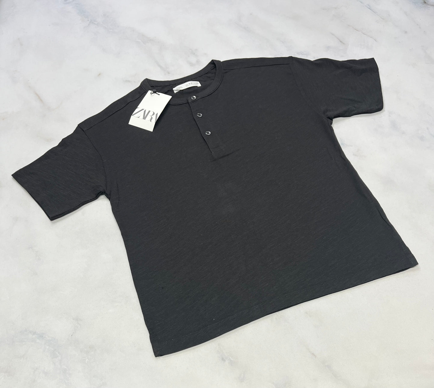 Solde !! ZARA: Manche courte charcoal neuf mais ombrage flou 9-10 ans .