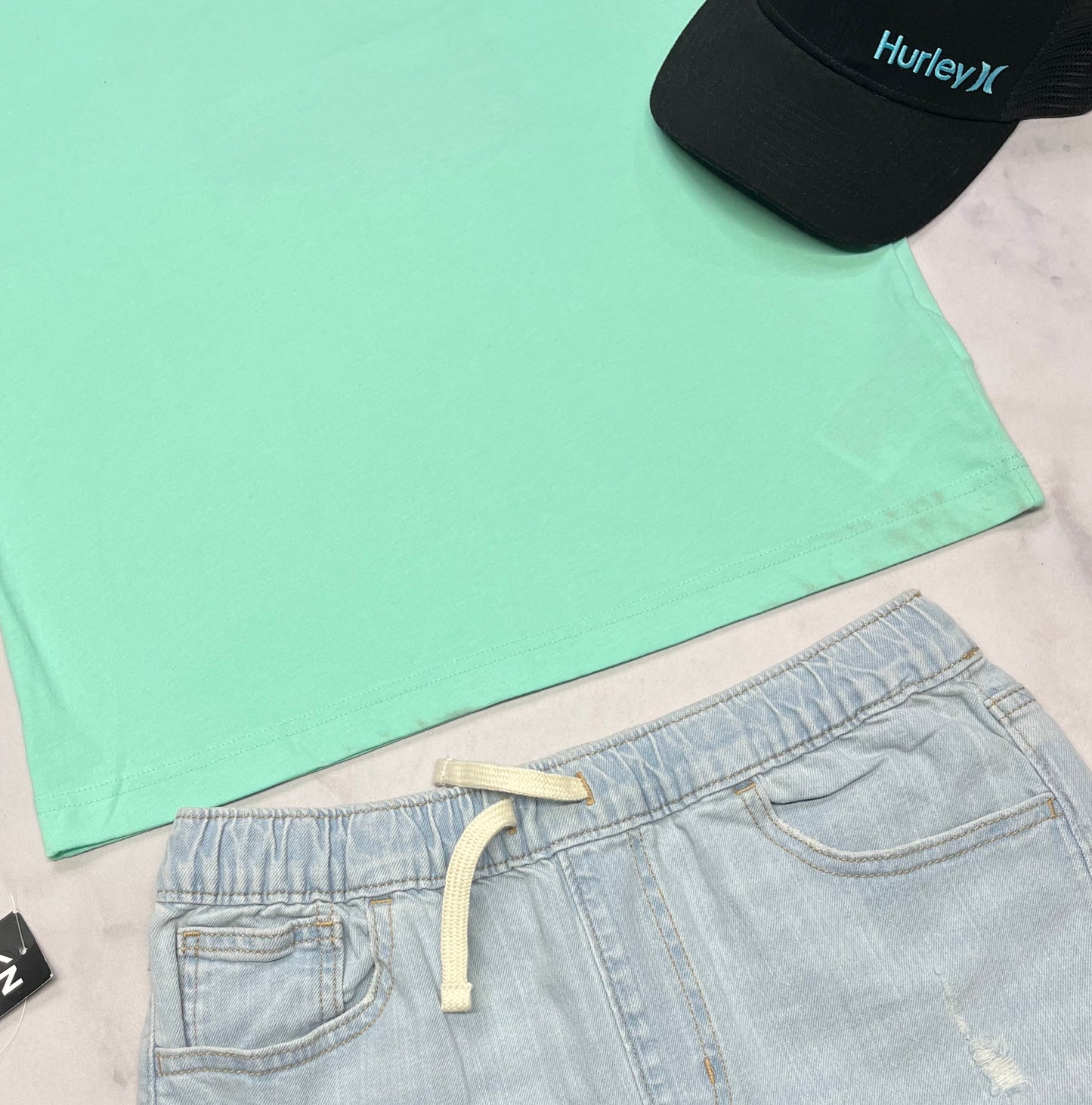 💫 Solde T-Shirt : Converse neuf mais saleté au bas du t-Shirt ( devait traîner au sol au magasin). Voir photo 3. 14-16 ans garçon beau logo au dos.