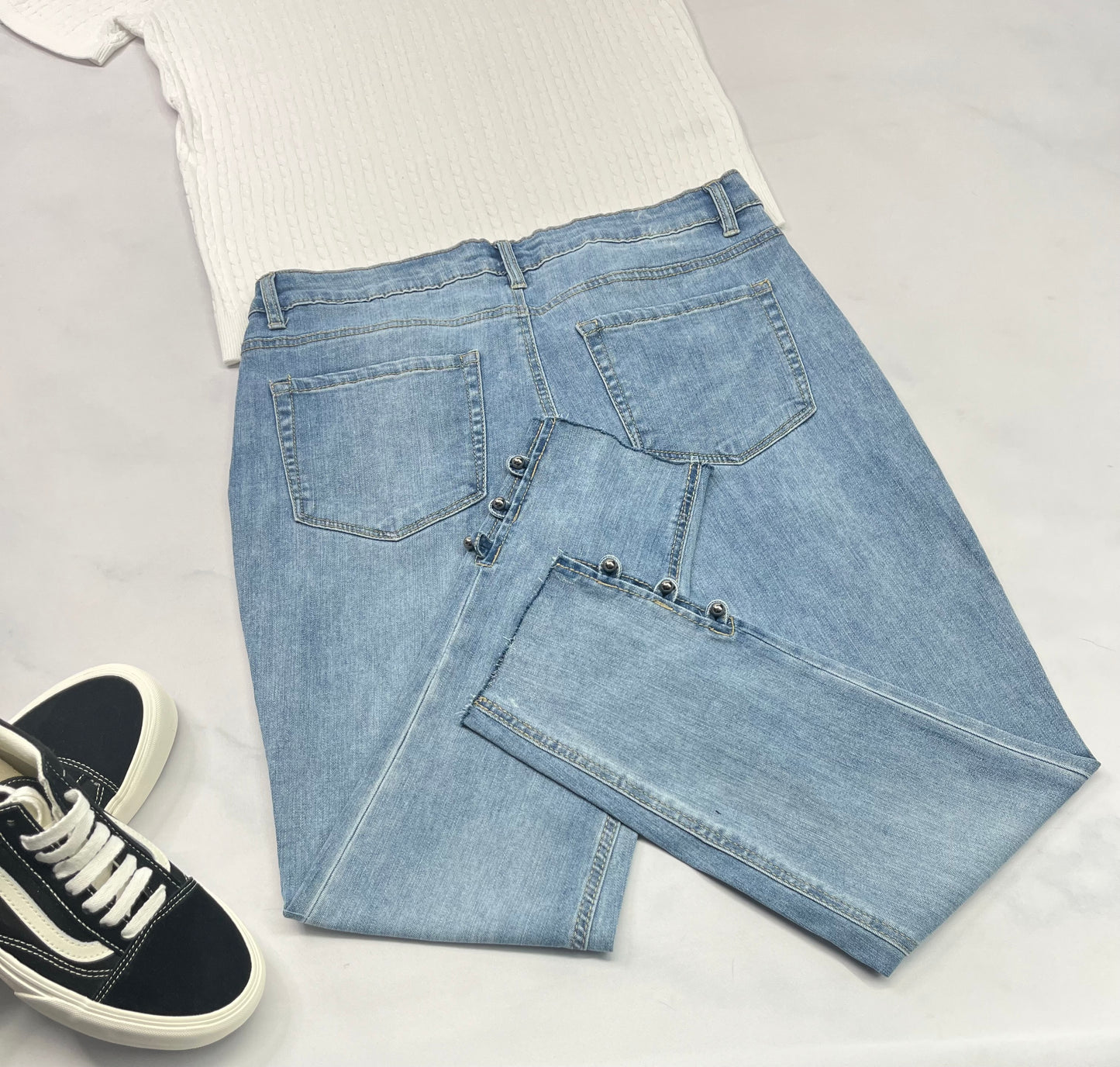 🩵 Jeans cheville : hyper mou et stretch . Beaux détails au bas . 32/12 ans femme comme neuve .