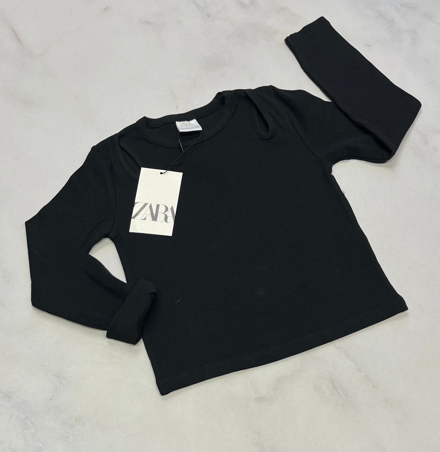 ZARA en tricot fin fait 4 ans confo ( look avec 2 mini ouverture au haut) superbe neuf!