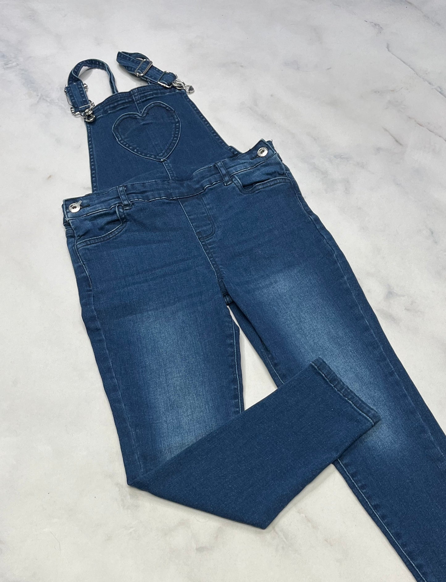 Salopette : En tissu Jeg.jeans mou fait 6x-7 ans comme neuve ajustable .