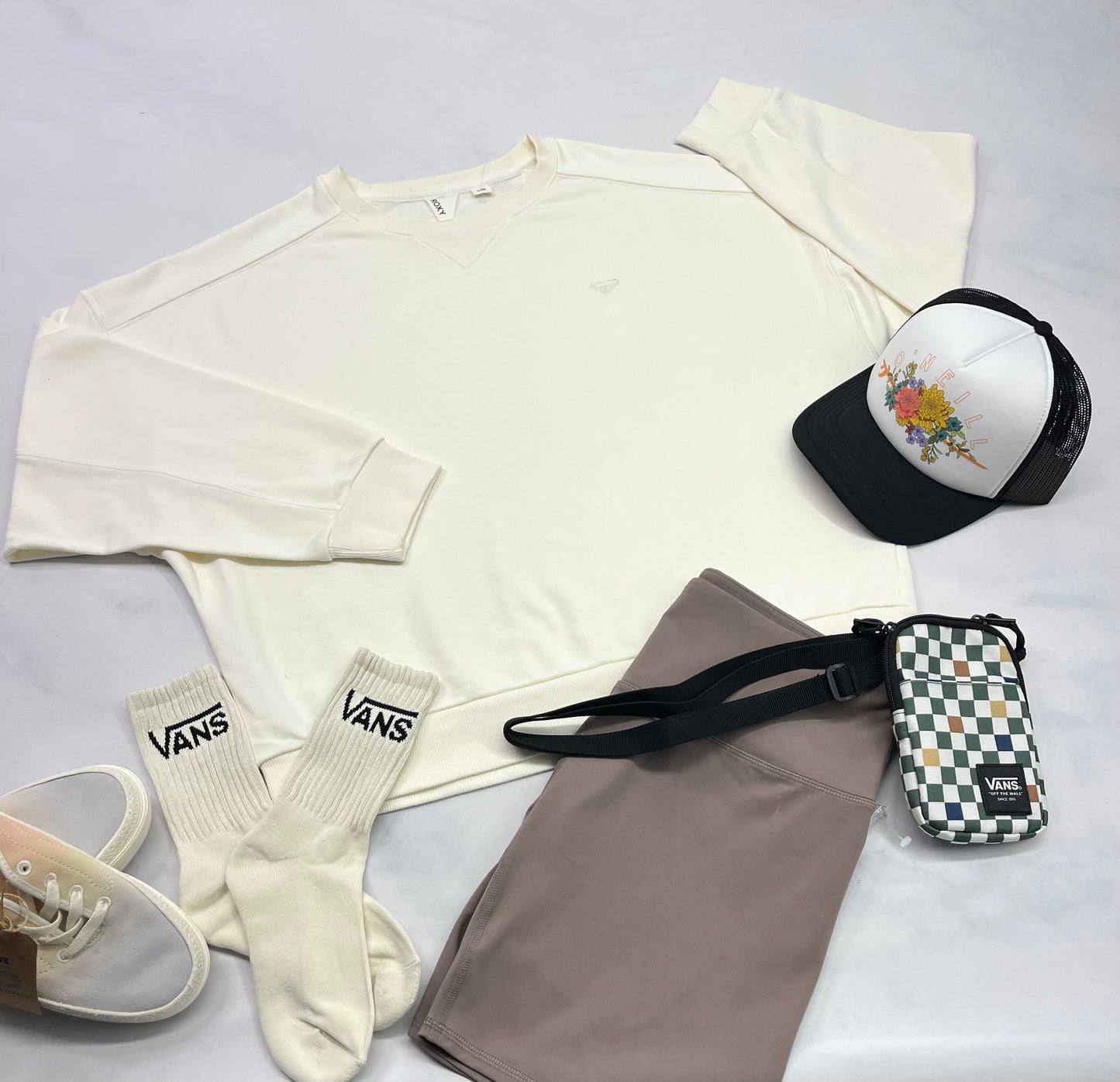 🌿 Ouaté : ROXY couleur : blanc cassé coupe relax tendance . En tissu ouaté mais pas chaud . Logo brodé au devant ton sur ton. L/ femme neuf !
