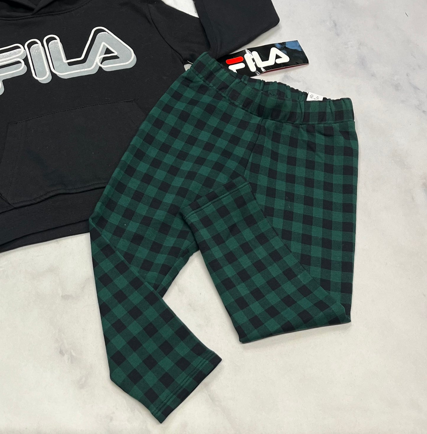 Duo neuf ! Fila cagoule fait 3 ans fille + Skinny leg. Doublé en micro polar fait 3 ans neuf !