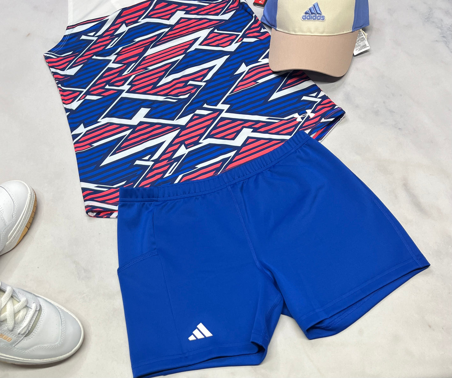 đCuissard : short Adidas en tissu de sport stretch avec poche sur un cotĂ© . +16 ans fille neuve !
