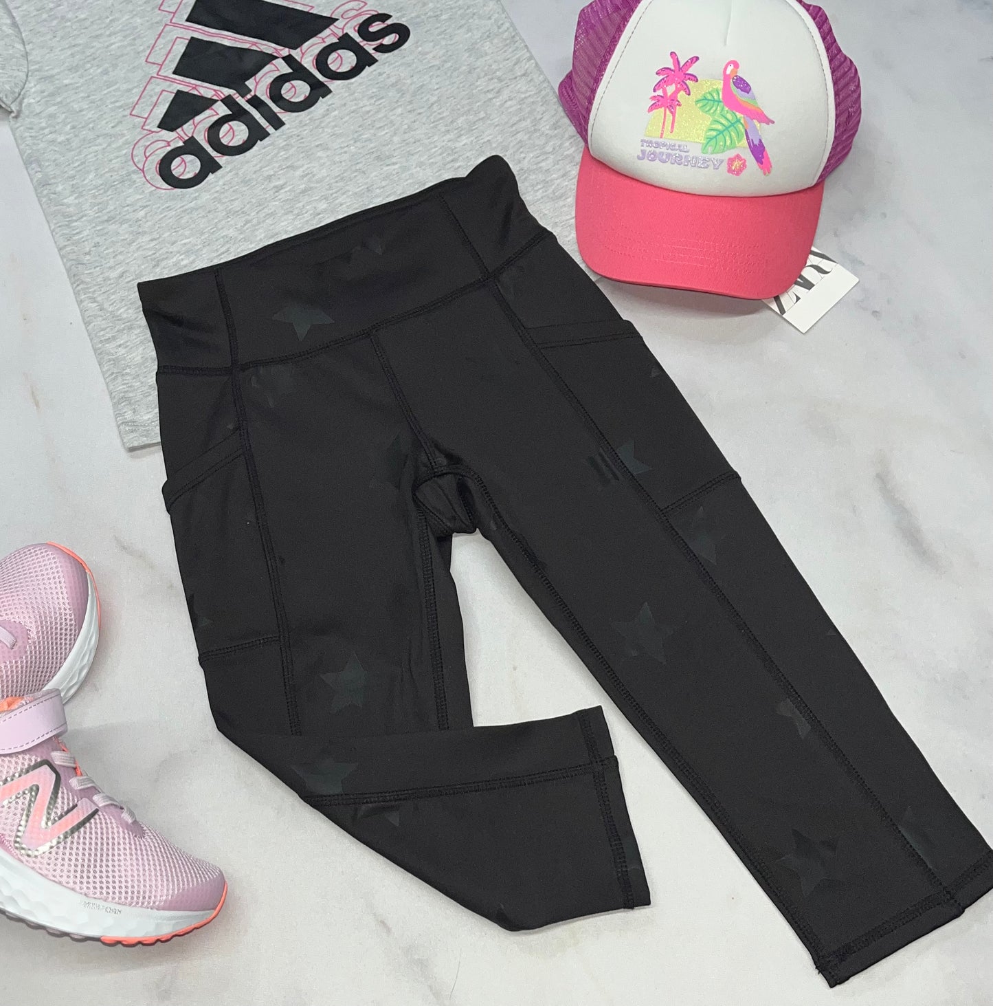 🌷Solde Capri : noir tissu de sport avec étoile ton sur ton . Micro craquelures dans les logo de proche . Peu visible . 6 ans fille