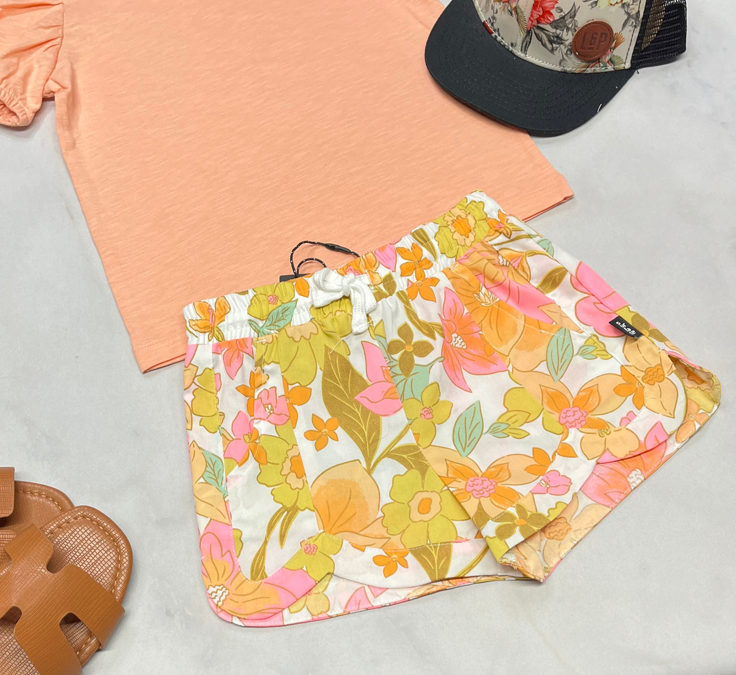 ☀️ Short fleurie : Taille haute 5 ans fille neuve . Qualité ++ surface .