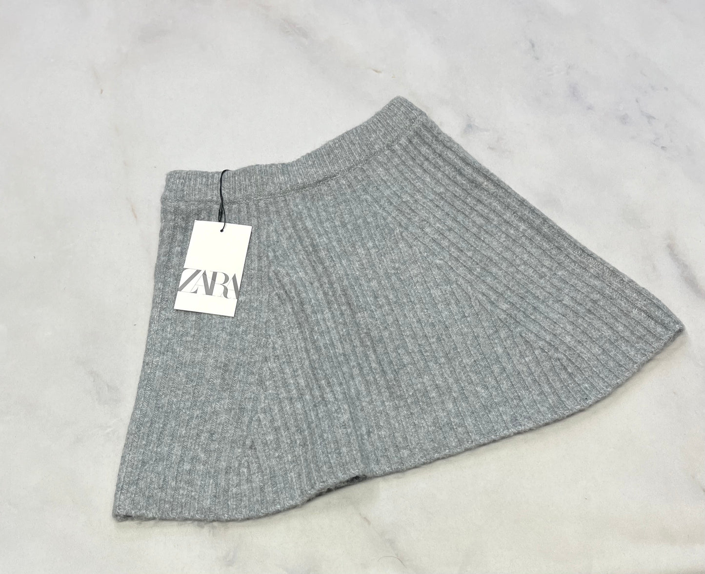 Jupe ZARA : hyper douce stretch neuve fait 6X-7 ans 9-10 ans fille 11-12 ans et 13-14 ans .