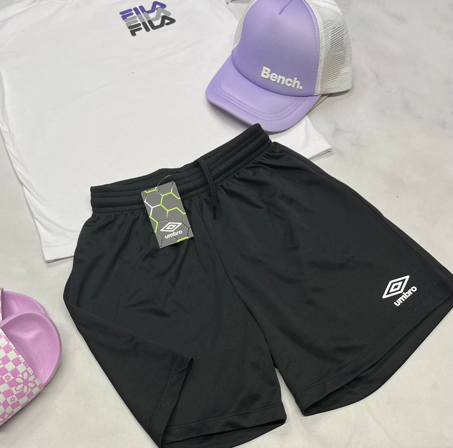 ☀️ SOLDE Short : Umbro en tissu de sport neuve mais 2 points de mailles . 8ans