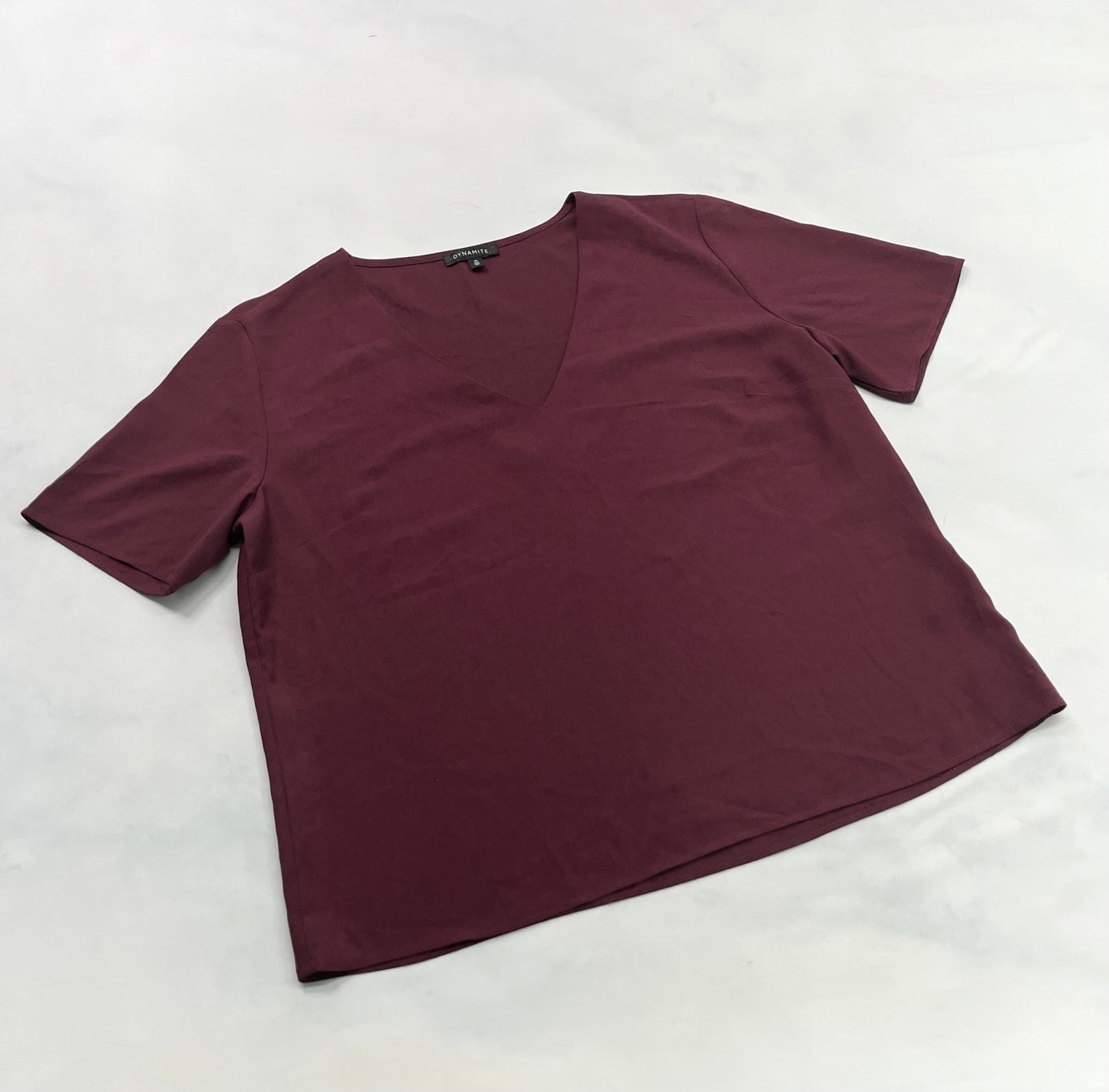 ..Dynamite : tissu chic bourgogne Small fait 4 ans femme ( non extensible ) comme neuf!