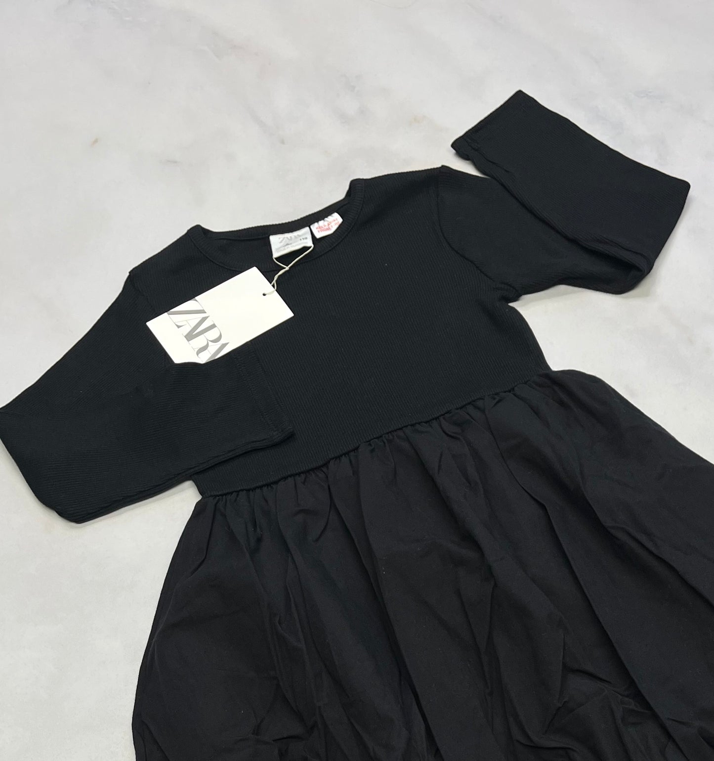ZARA: Robe fait 4 ans neuve . Haut en tissu rib stretch look ballon au bas . Superbe .