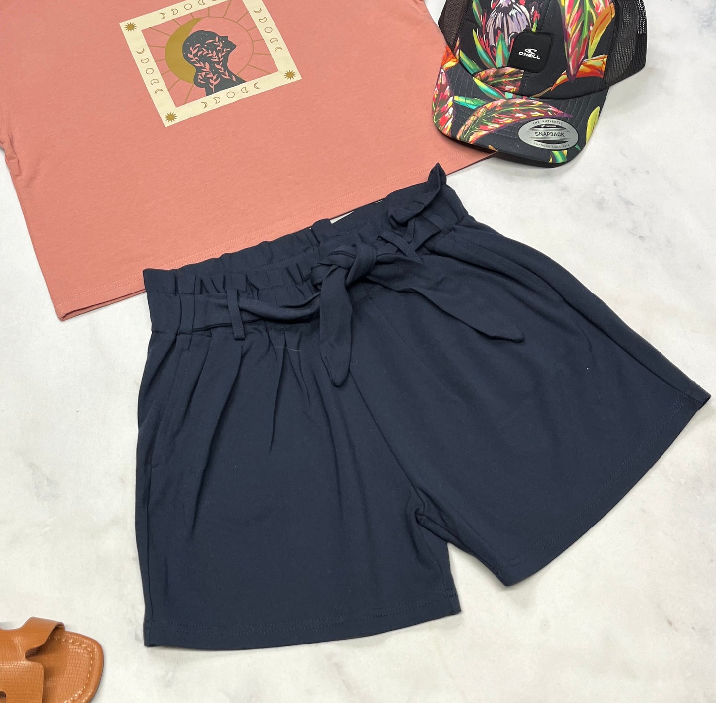 đ Short marine : Name it 10 ans fille taille haute comme neuve !!! Beau tissu confortable . Taille sur Ă©lastique sâenfile comme un leg.