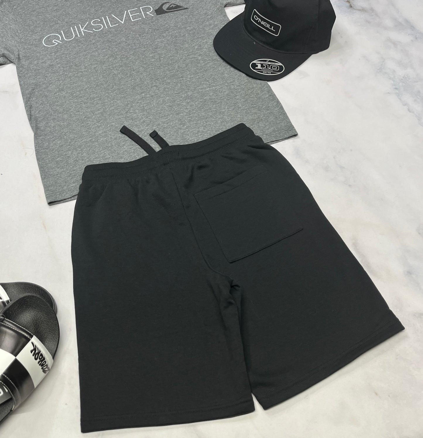 ☀️ Bermuda en ouaté noir : Tag 12 ans garçons. 1 poche au dos .