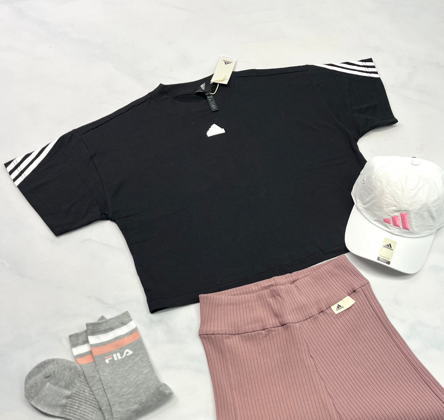 🩷 Manche courte : Adidas M/ femme relax fit neuf ! Mi hanche . Superbe au dos .