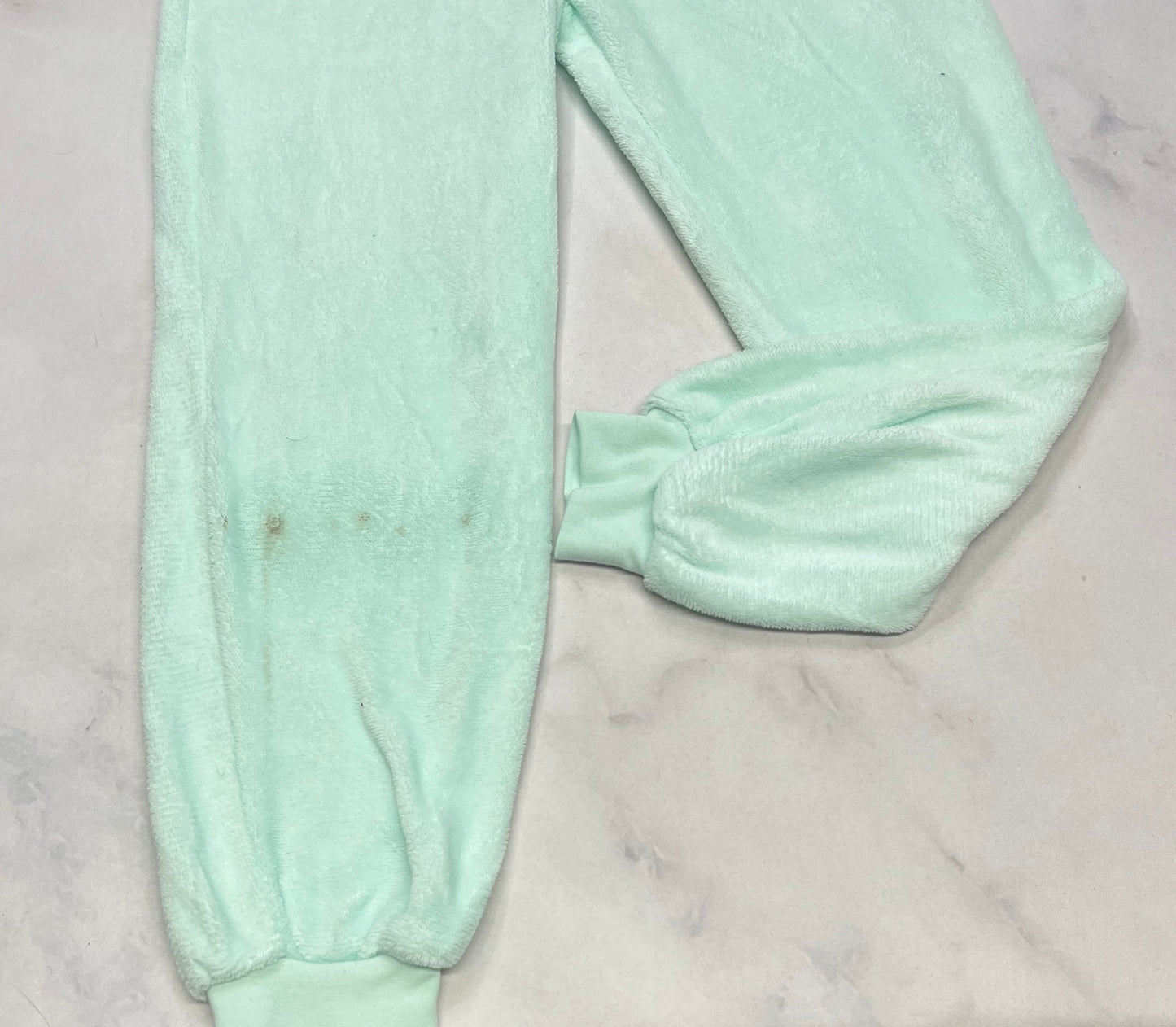 SOLDE! pyjama/ costume : neuf ! Mais tache au bas voir dernière photo . 10-12 ans .