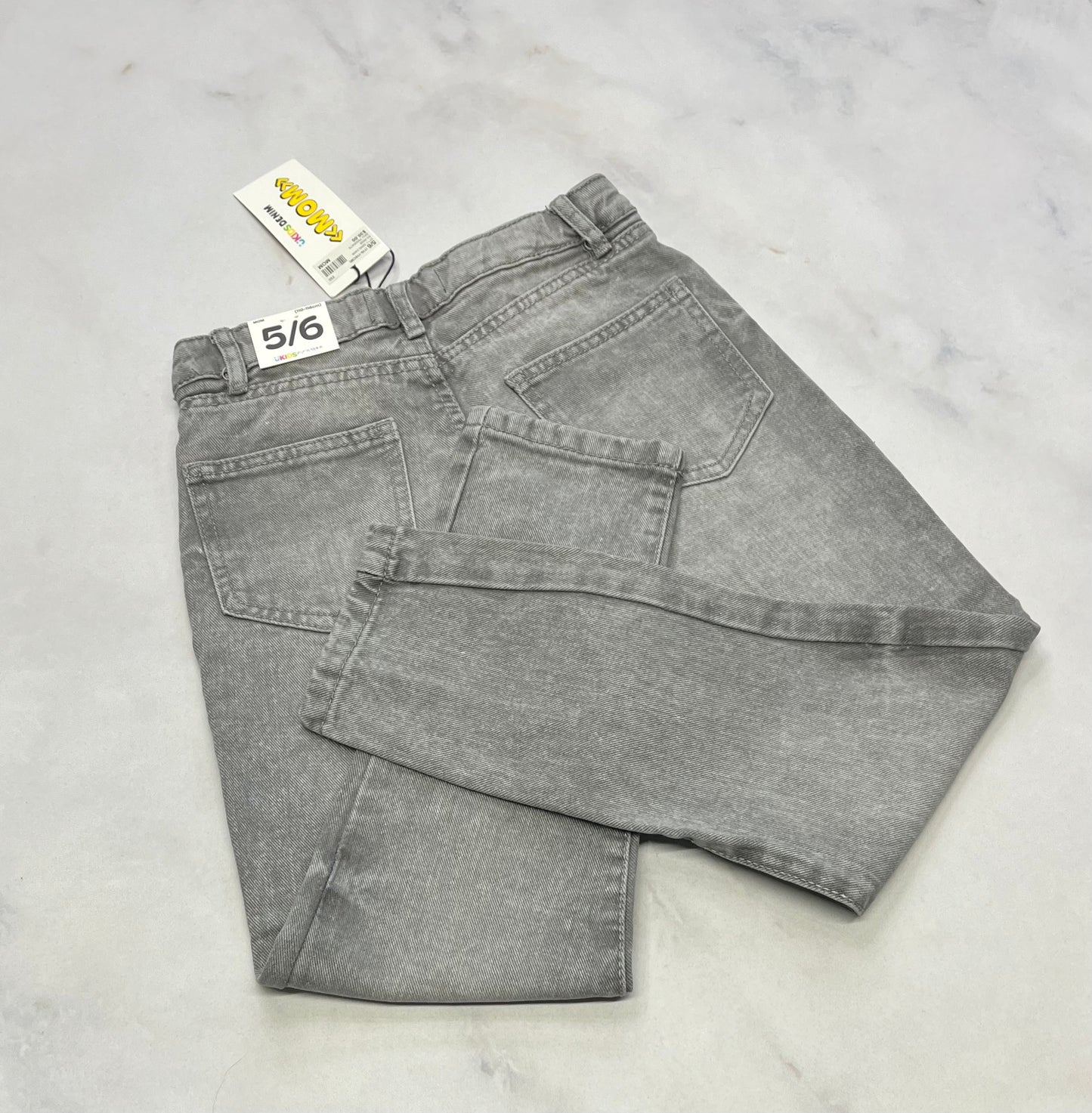 MOM jeans avec brillant : superbe . 5-6 ans neuve .