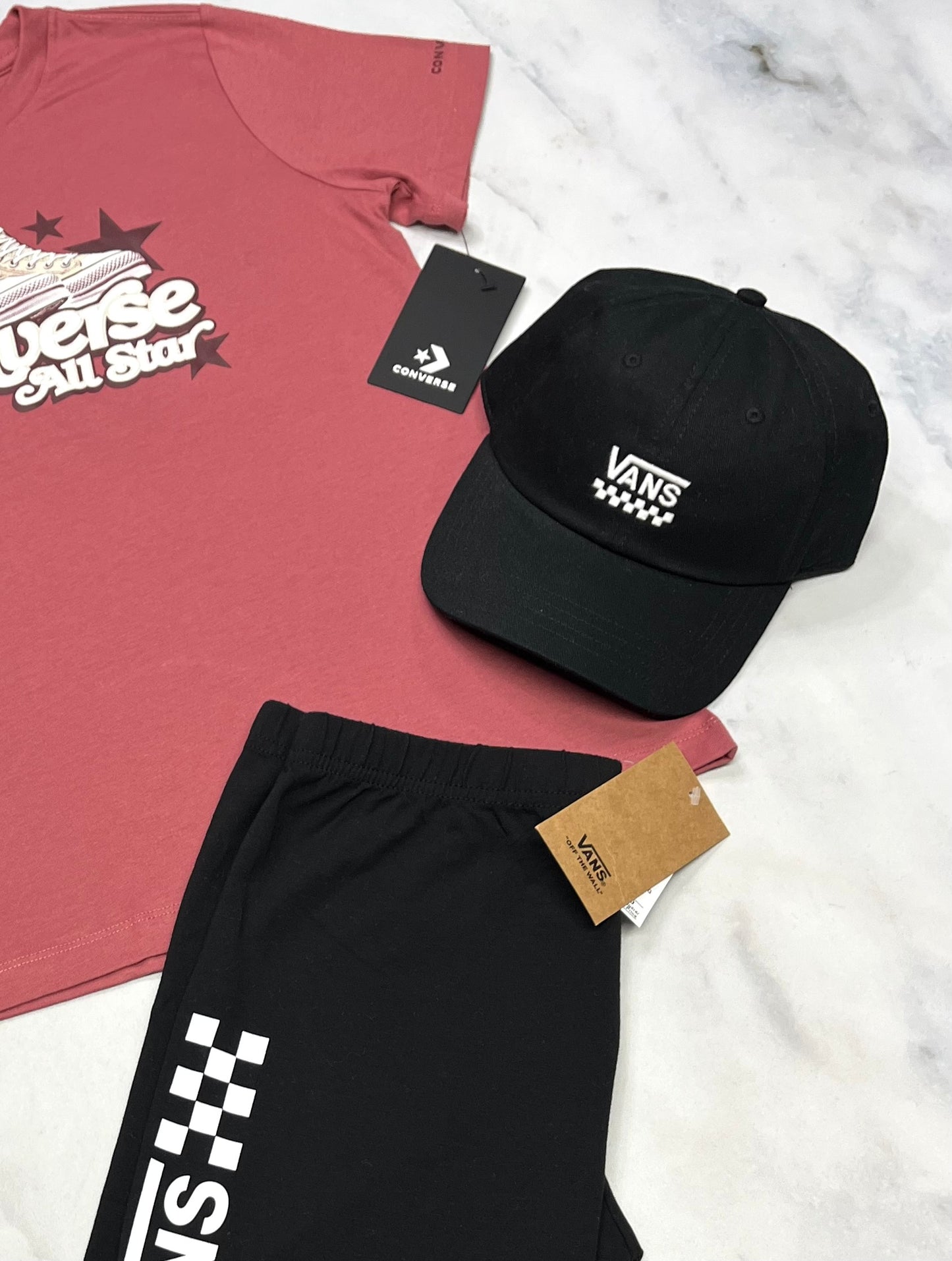 đ VANS : Casquette ajustable femme ( fait + O/S Ado ajustable ) . Neuve .