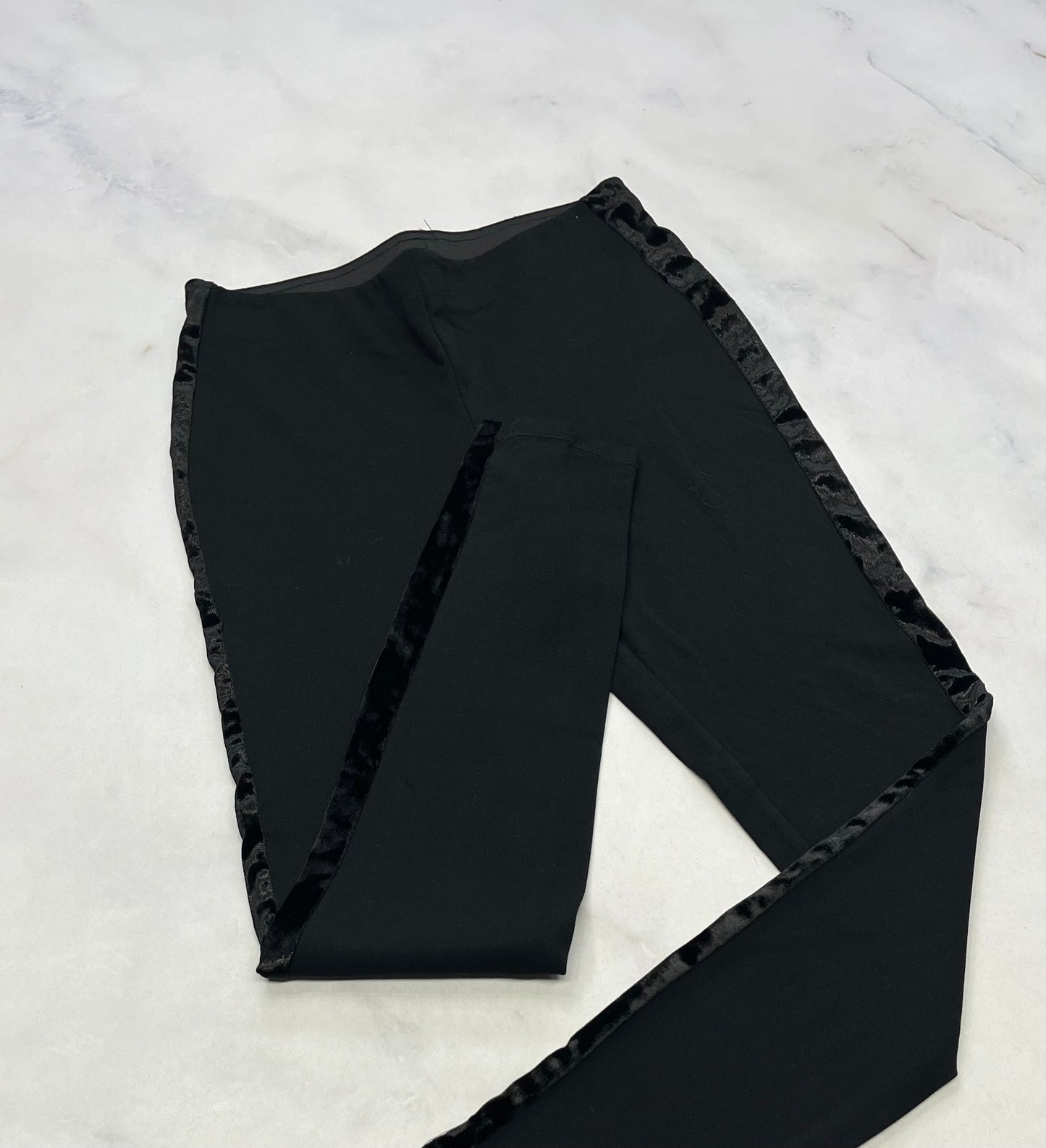 Skinny Jeg.noir : Véro mou confo . Bande de velour de chaque côtés . Comme neuf ! Taille haute 4( fait 2-3 ans ) femme .