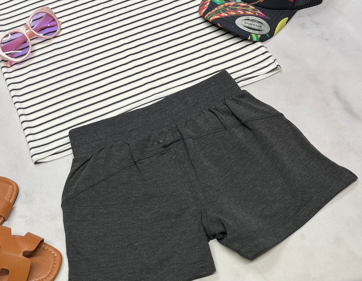 💜 Short : Black Mountain 8(7-8 ans ) fille neuve ! Tissu incroyable soft stretch . Écrit black Mountain au dos du short . ( charcoal) .