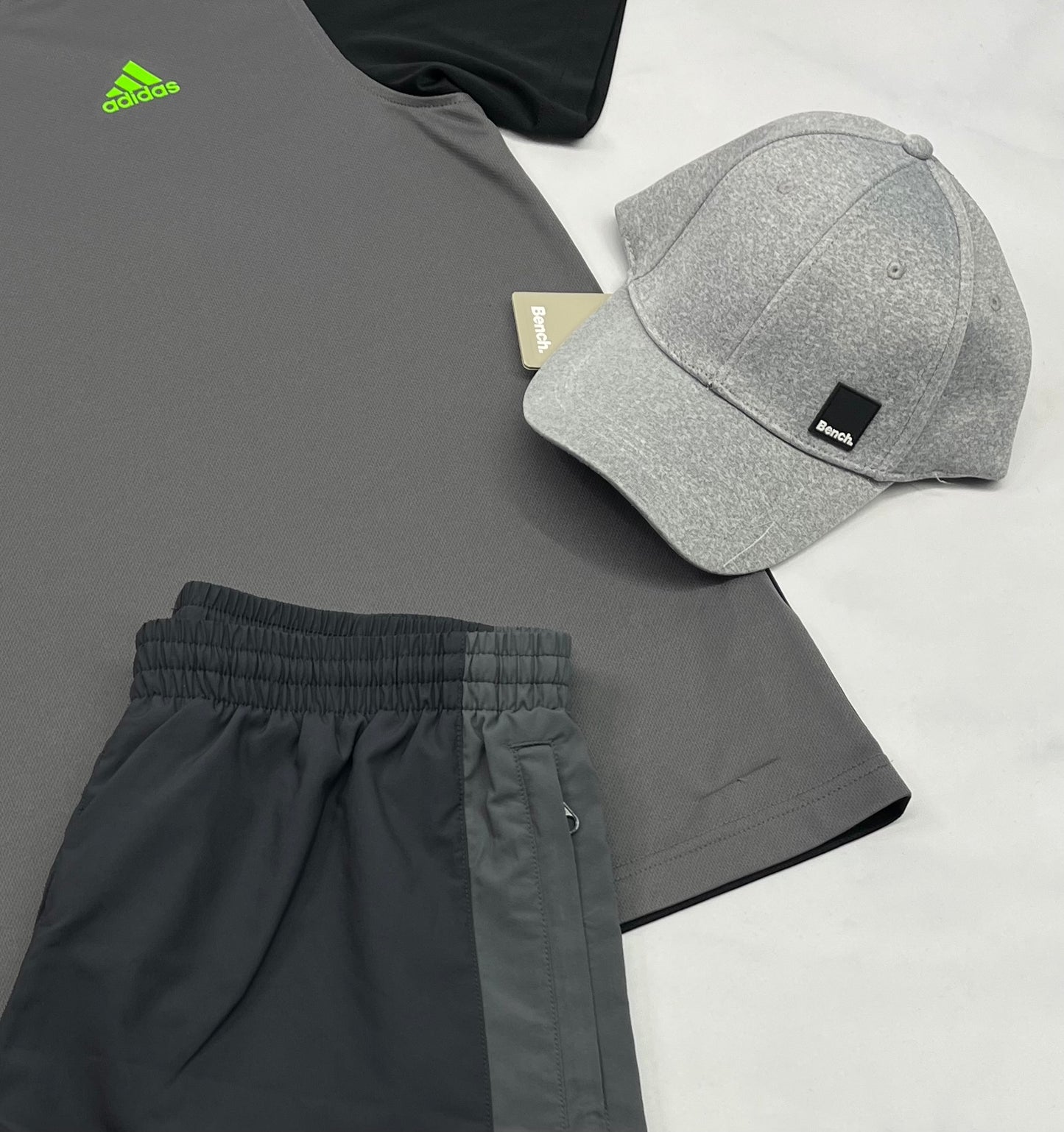đ€© Solde ,Manche courte : Adidas M/ homme en tissu de sport comme neuf Ă part une ligne de maille au bas ( voir photo 2) . Le dos est tout noir .