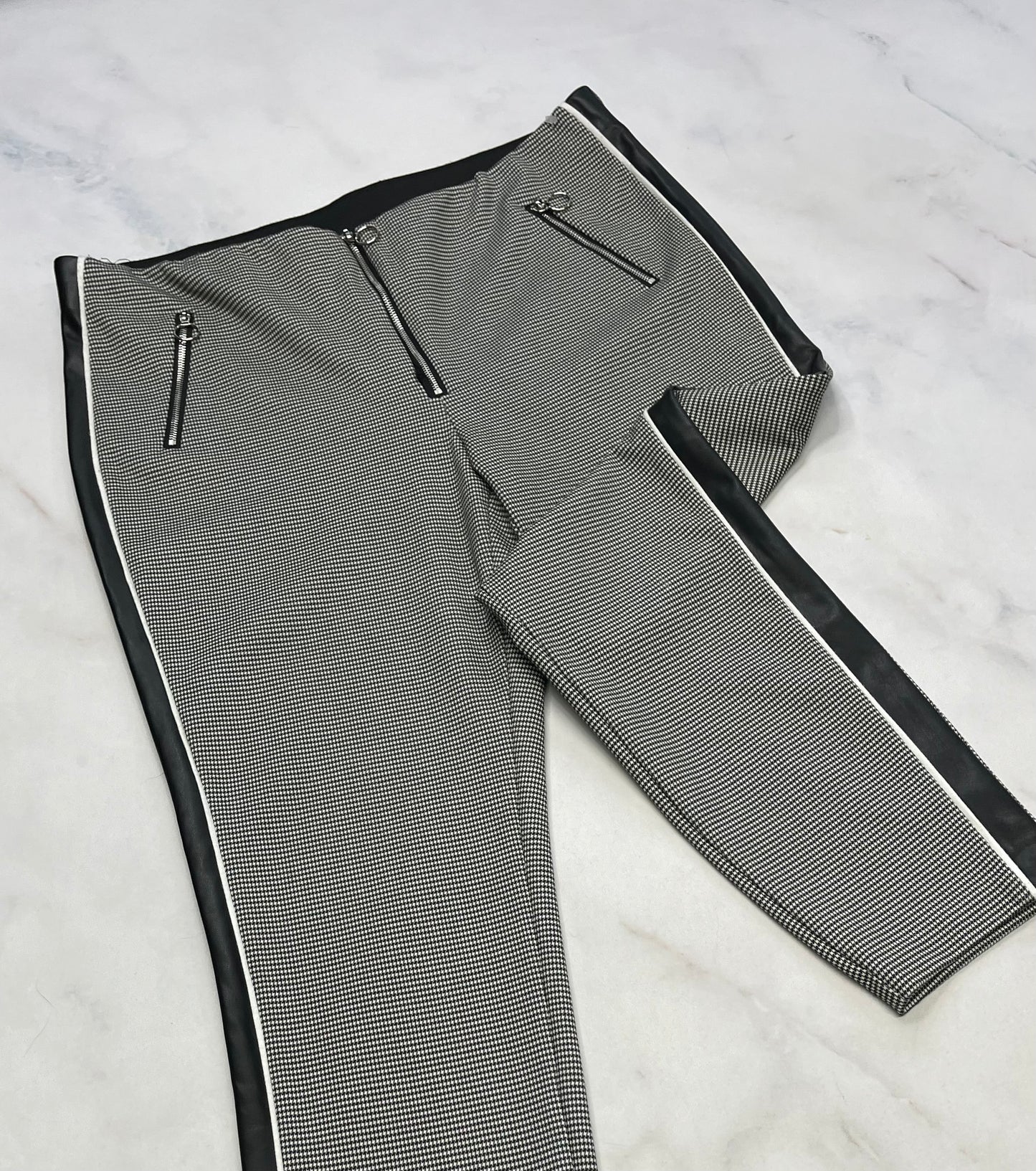 Lily Morgan : Taille haute effet bande effet cuir de chaque côtés . Taille haute et stretch . État neuf ! L/ femme