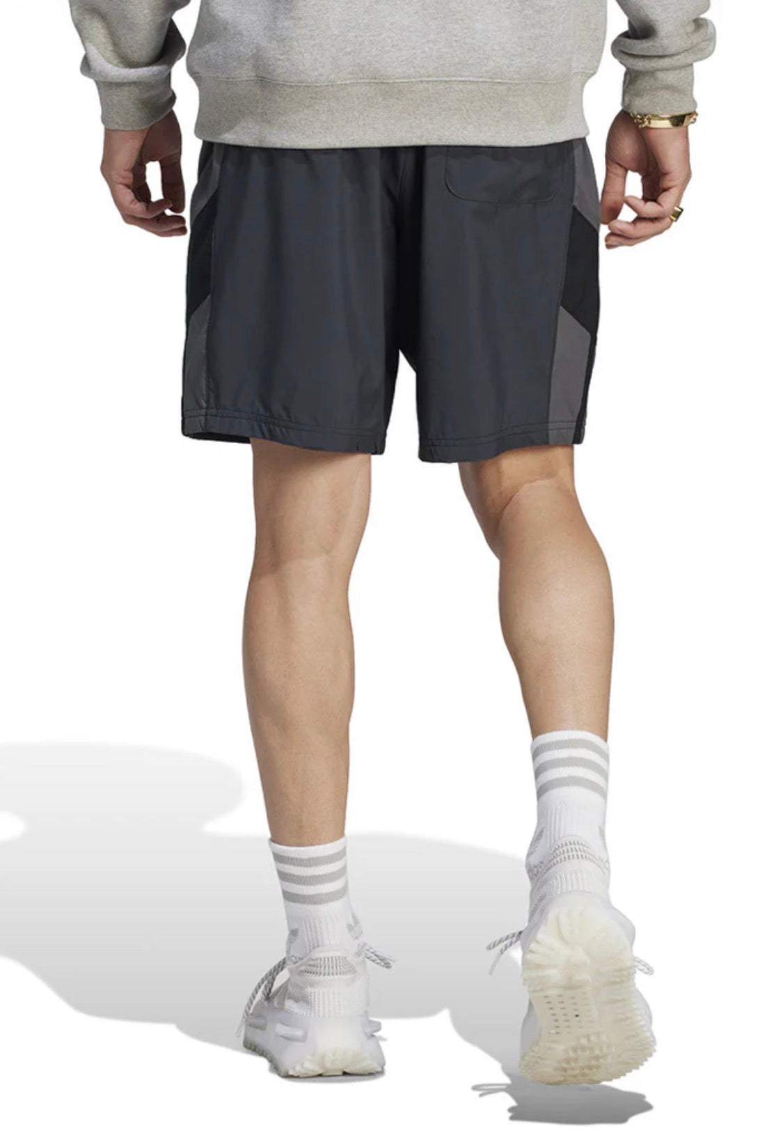 đ€© Bermuda : Adidas en tissu de sport filet intĂ©rieur qualitĂ© ++. Gr : S( fait 28-30 homme ou 16-18 ado ) et M( fait 31-32 homme ) .